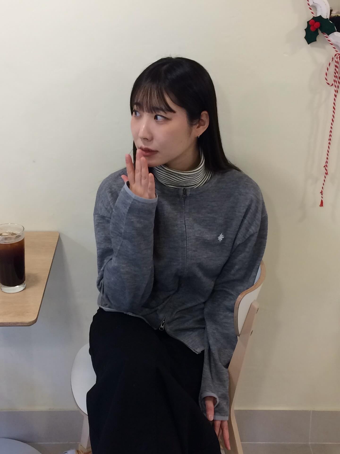 SLOW RECORD HOUSE Round Zip-Up Cardigan Grey 착용 스타일 - 2