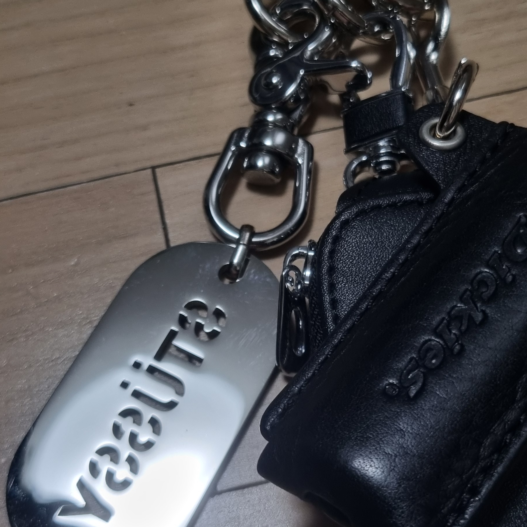 Stussy Metal Tag Keychain Silver, Human Made x Verdy Girls Don't Cry Keyring Red 착용 스타일 - 2