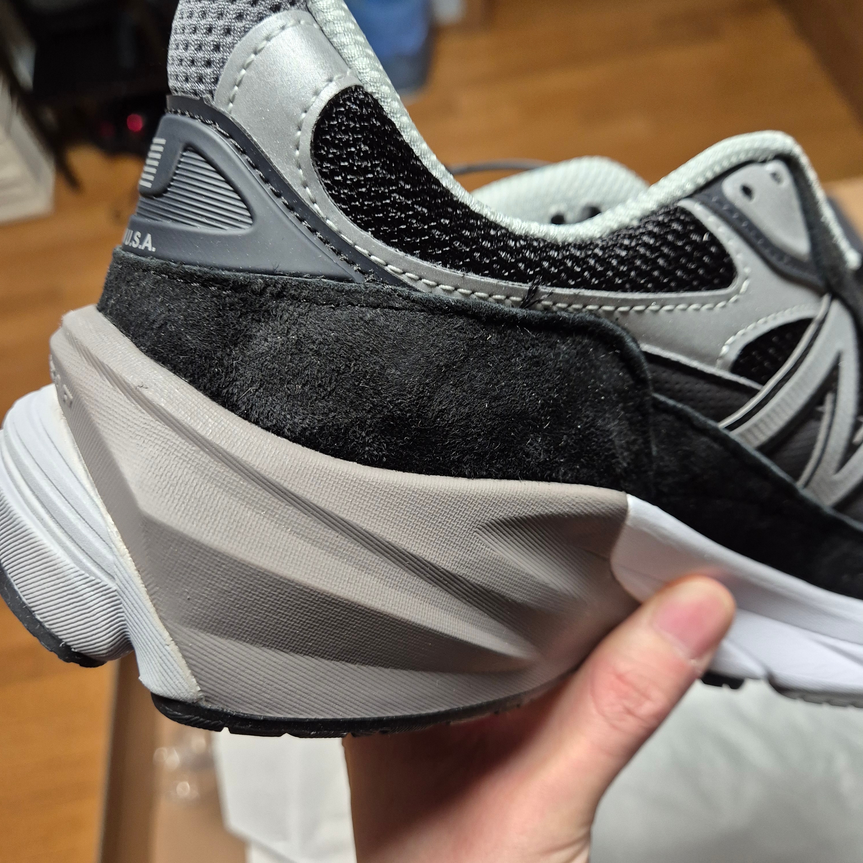 New Balance 990v6 Made in USA Black White 착용 스타일 - 3