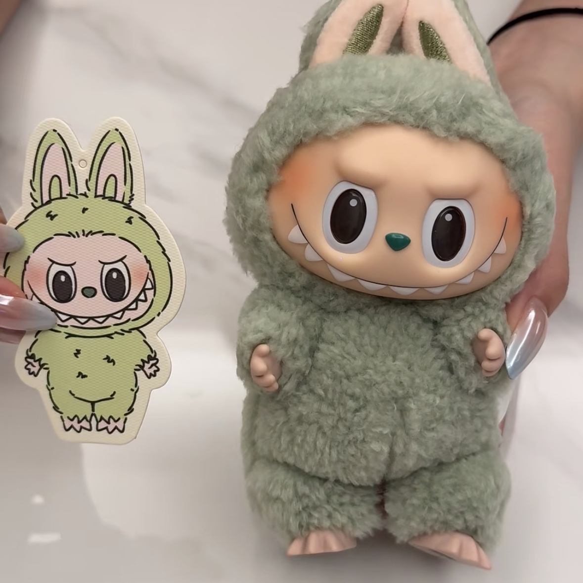 Pop Mart Labubu The Monsters Labubu Tasty Macarons Series Green Grape Keyring 착용 스타일