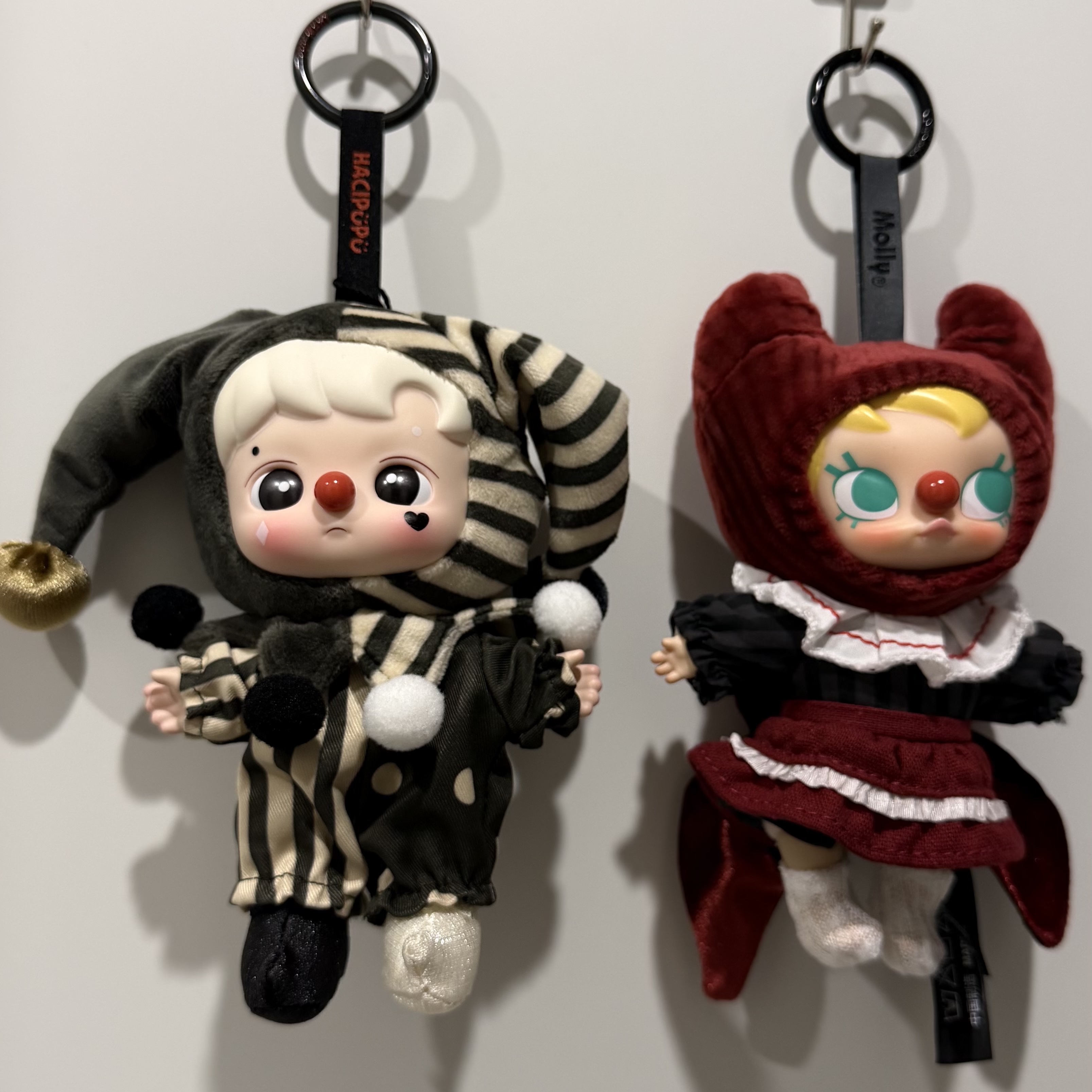 Pop Mart Why So Serious Series Vinyl Plush Pendant Silver Mist Clown (Opened Case) 착용 스타일