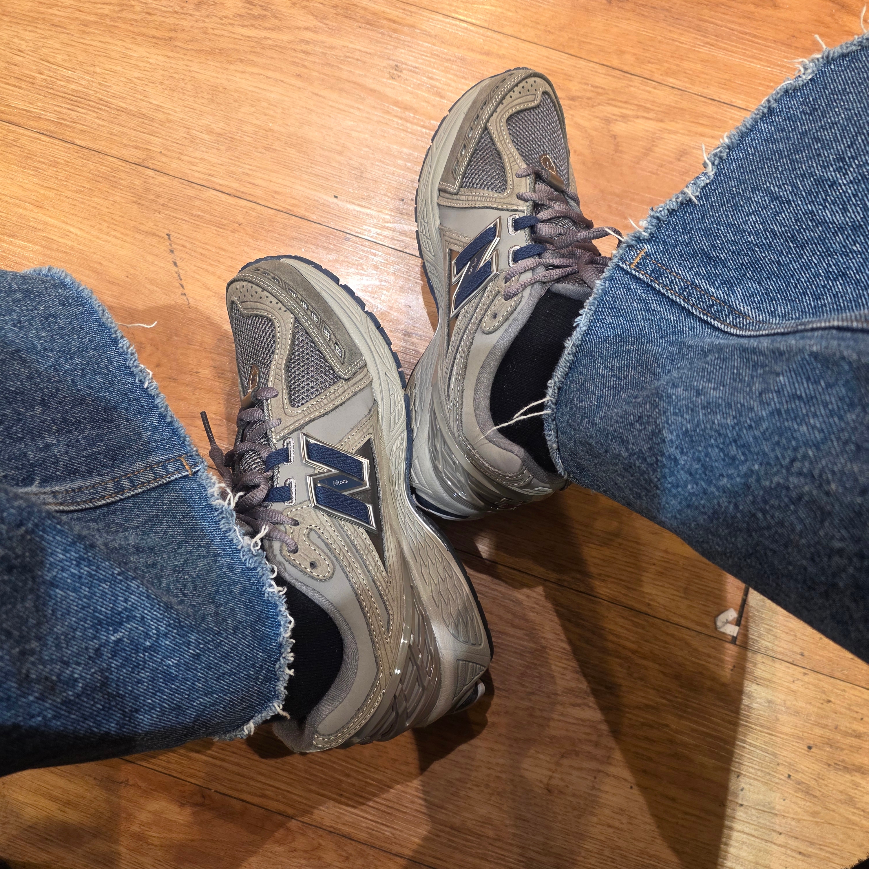 New Balance 1906R Charcoal Grey 착용 스타일 - 1