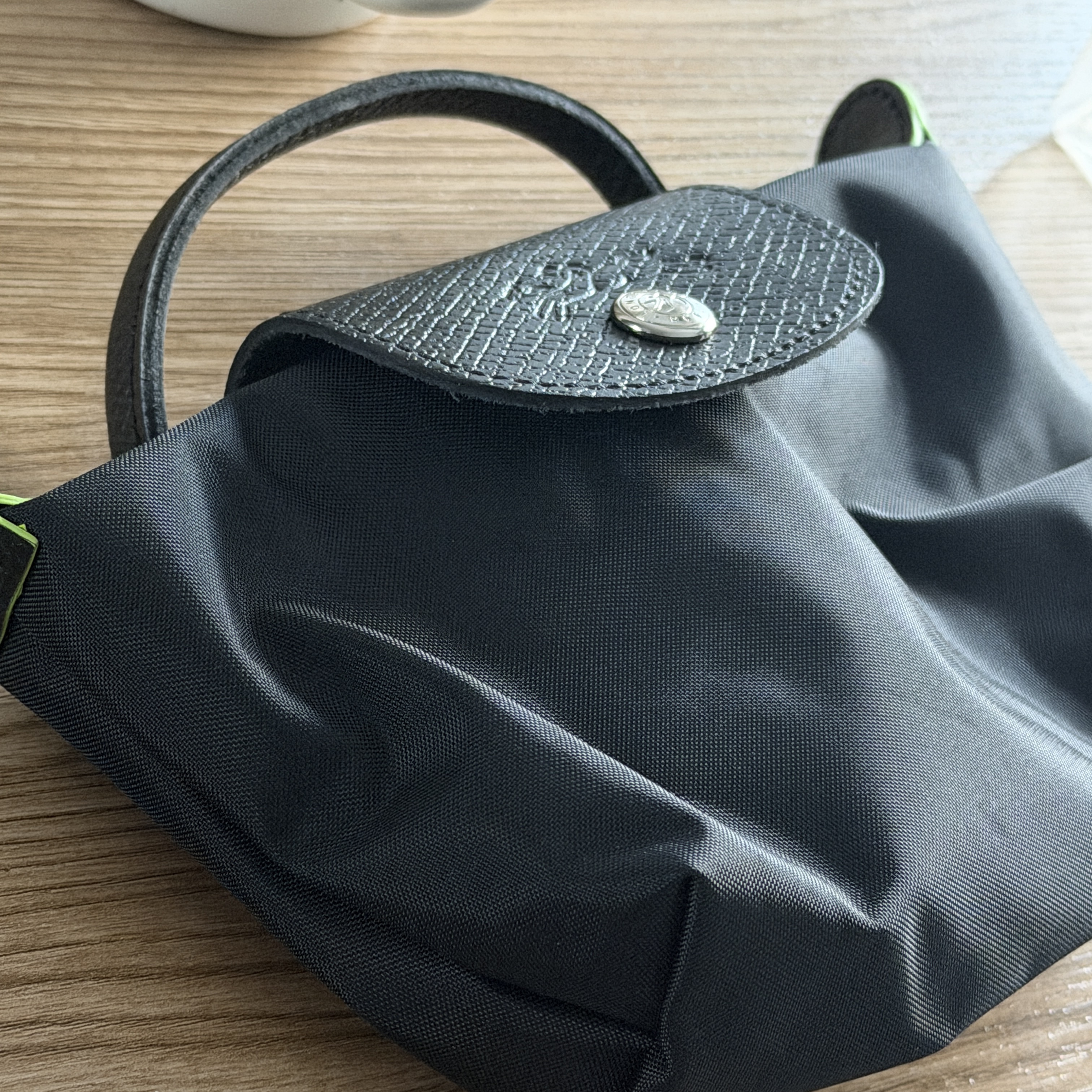 Longchamp Le Pliage Green Handle Pouch Black 착용 스타일
