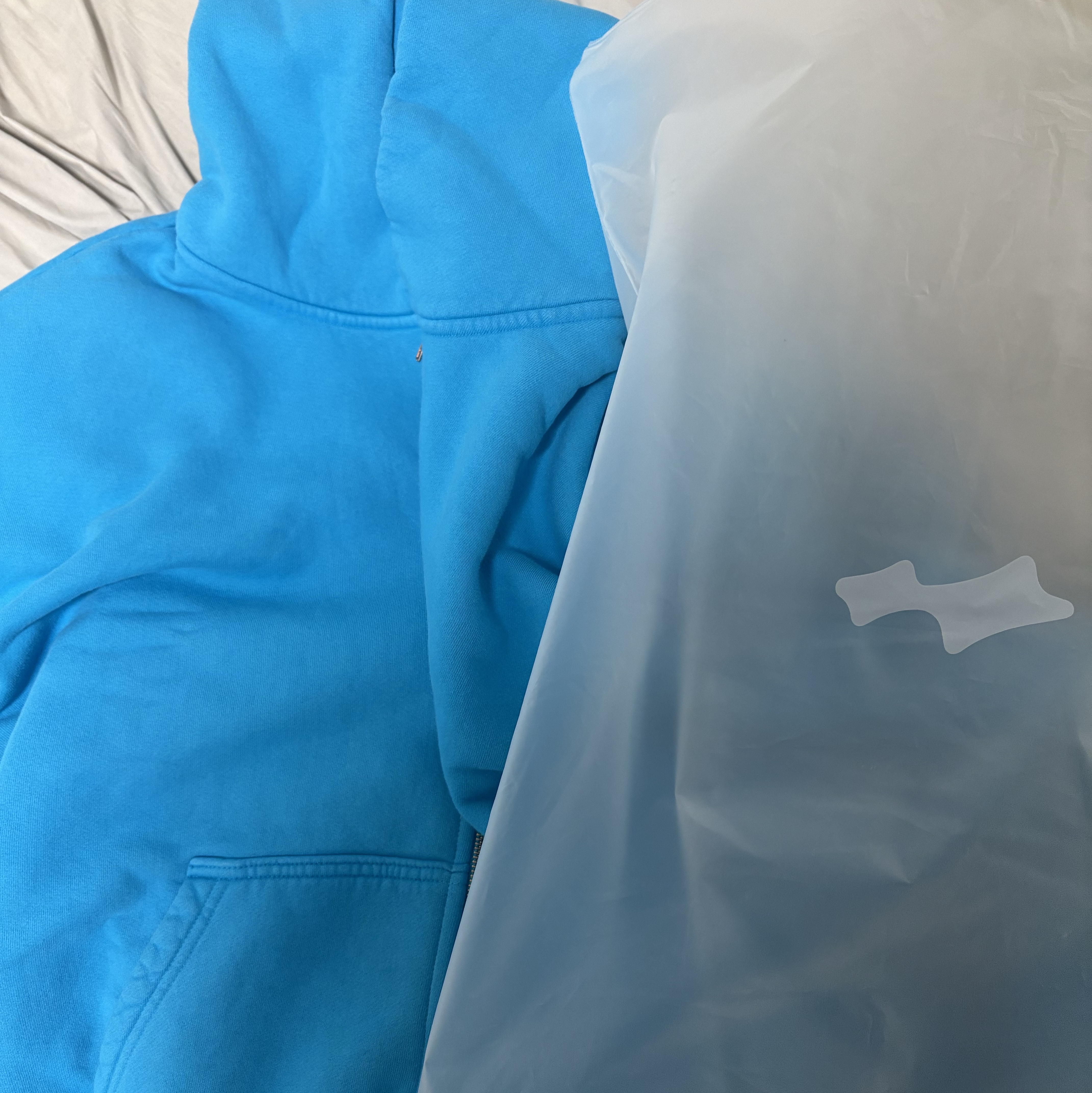 SKYLRK Zip Hoodie Super Blue 착용 스타일
