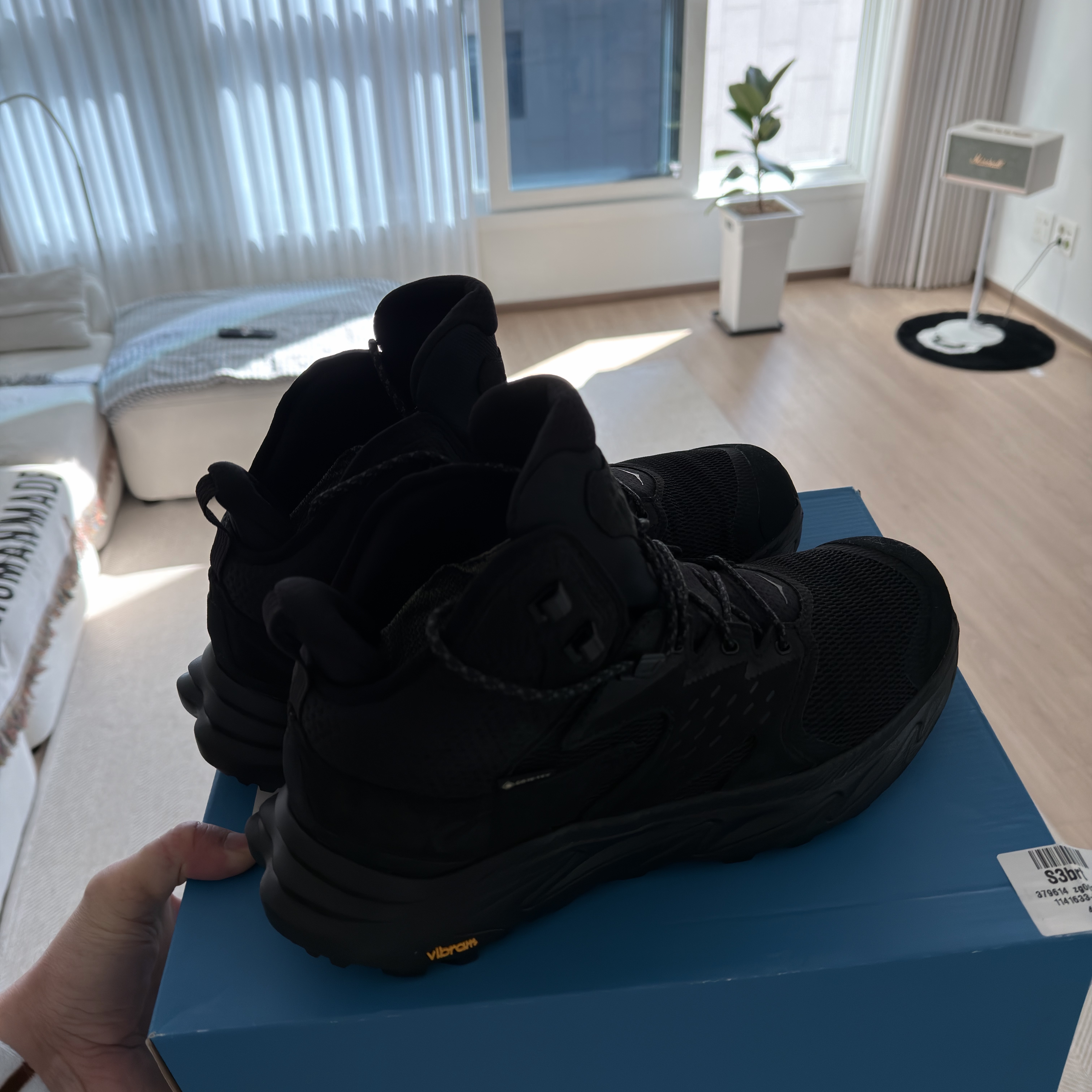 Hoka Anacapa 2 Mid GTX Triple Black 착용 스타일