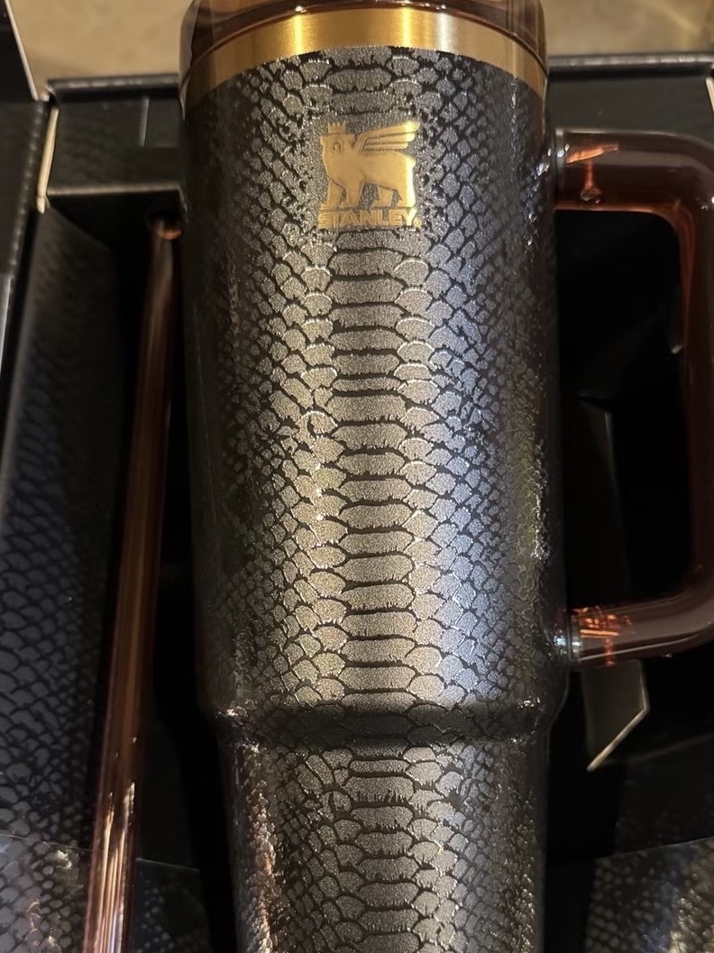 Stanley The Quencher Luxe H2.0 Flowstate Tumbler 887ml Black Snakeskin 착용 스타일 - 2