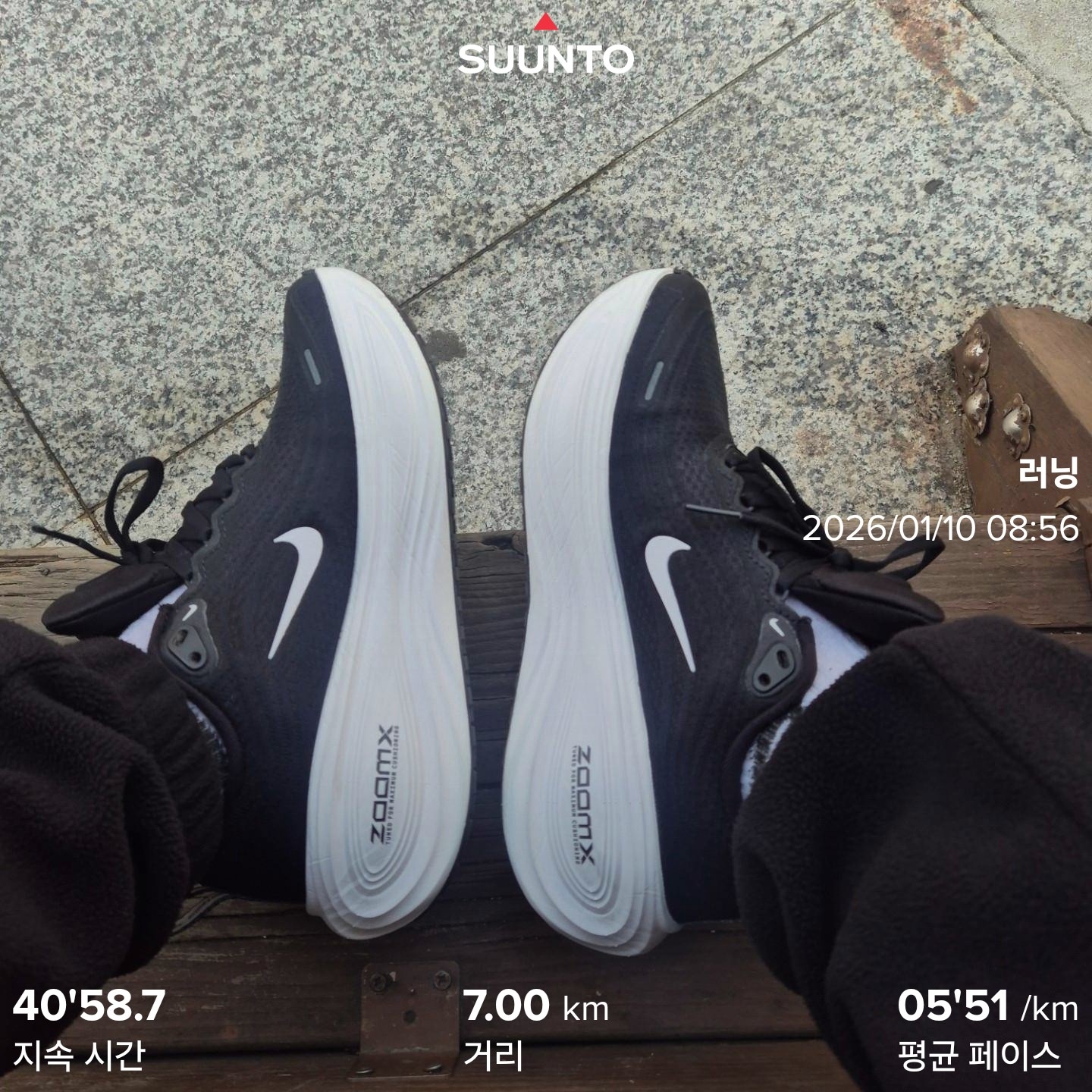 Nike Vomero Plus Black Cool Grey 착용 스타일
