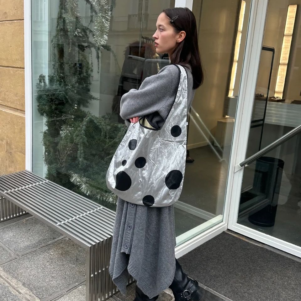 ACOC Doubleway Cardigan Gray, ACOC Dot Bubble Bag Glossy Silver 착용 스타일