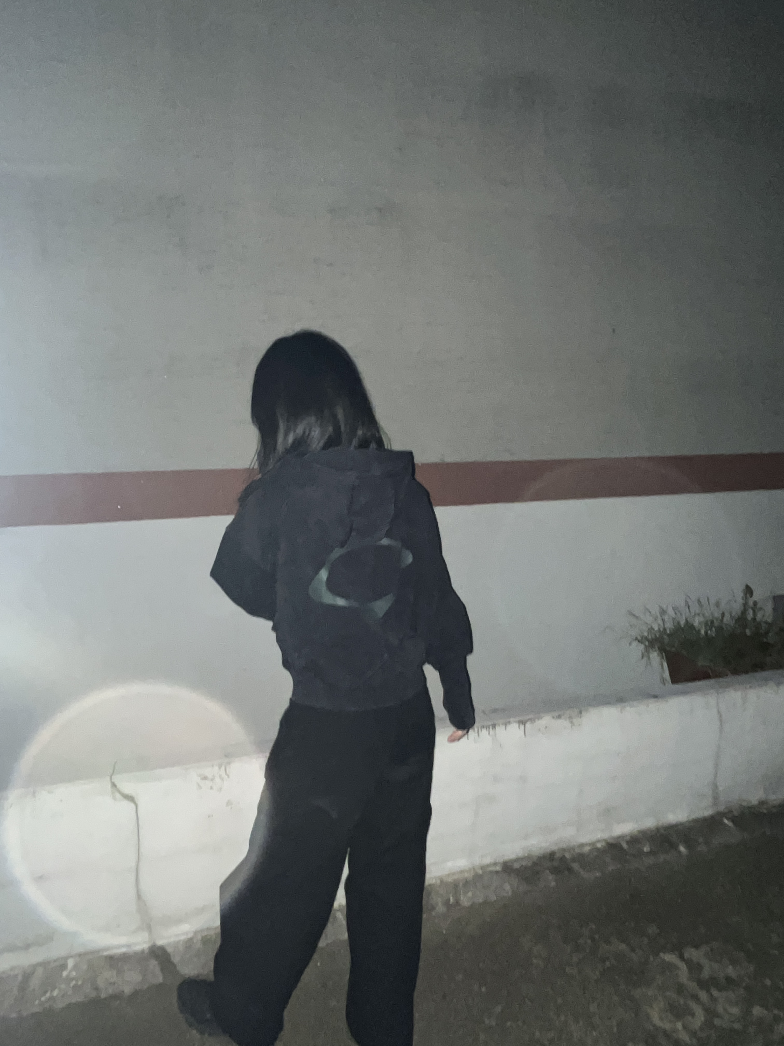 (W) Mischief Big Pocket Hoodie Washed Black 착용 스타일 - 3