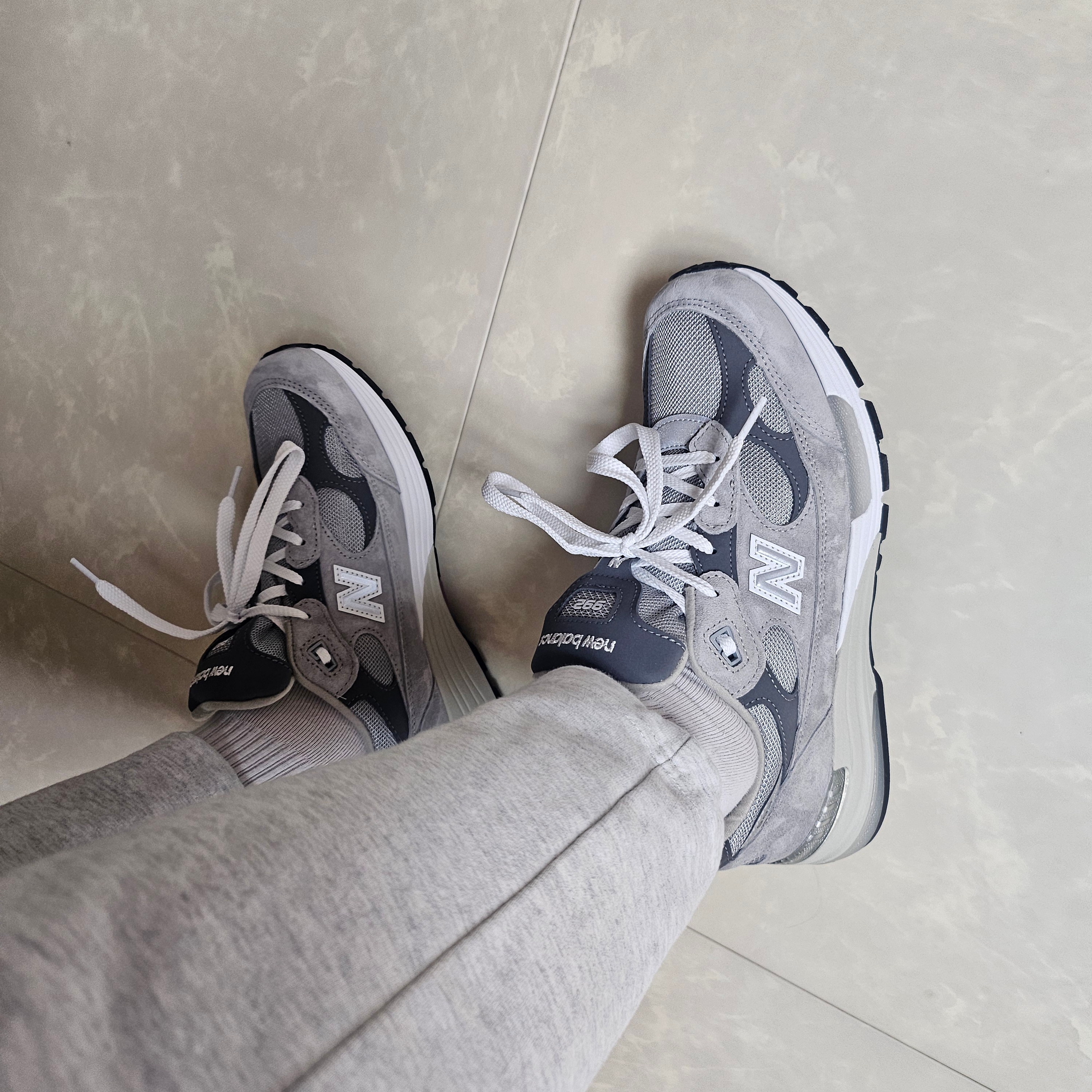 New Balance 992 Made in USA Core Grey Silver Metallic 착용 스타일