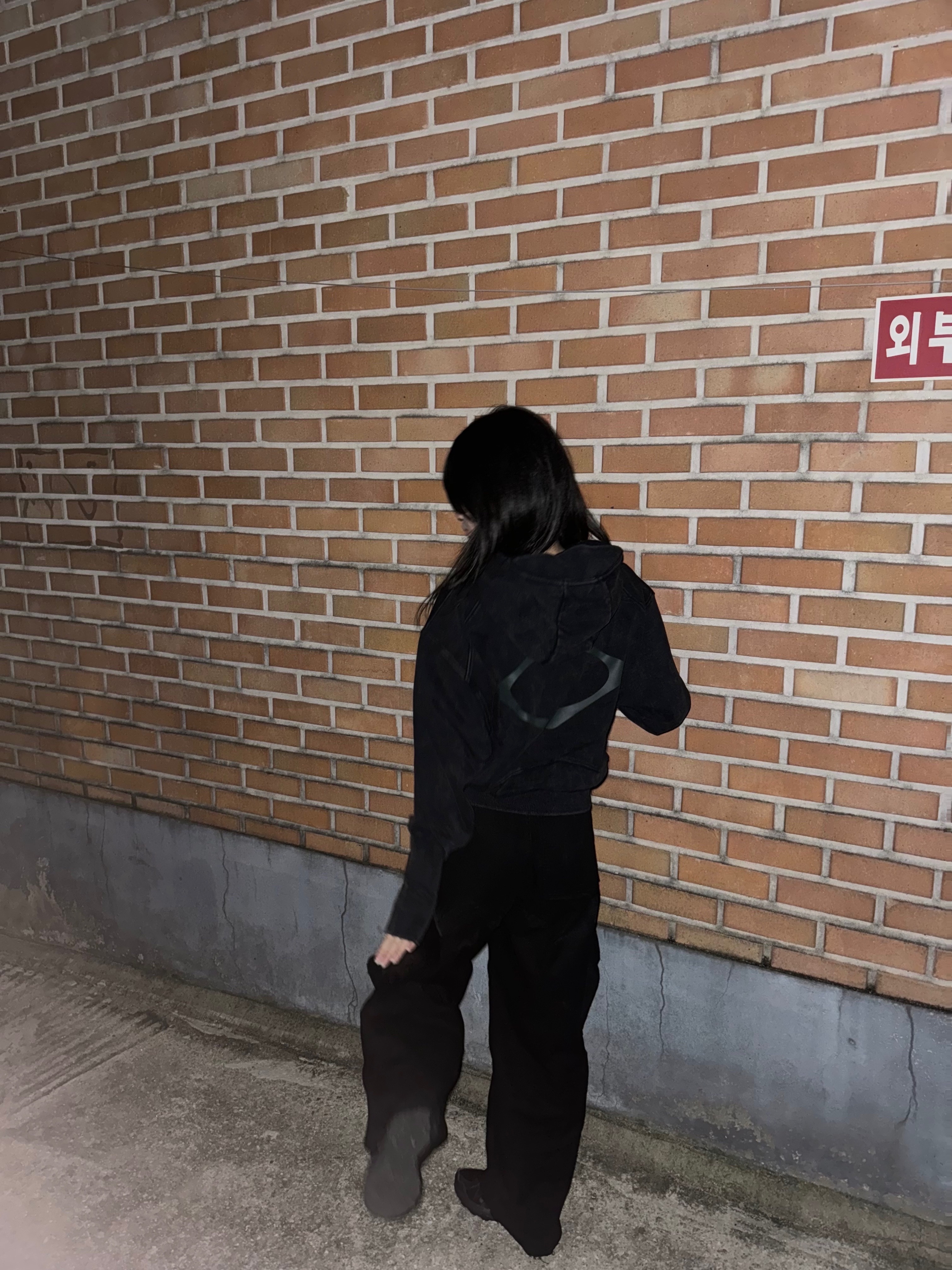 (W) Mischief Big Pocket Hoodie Washed Black 착용 스타일 - 1