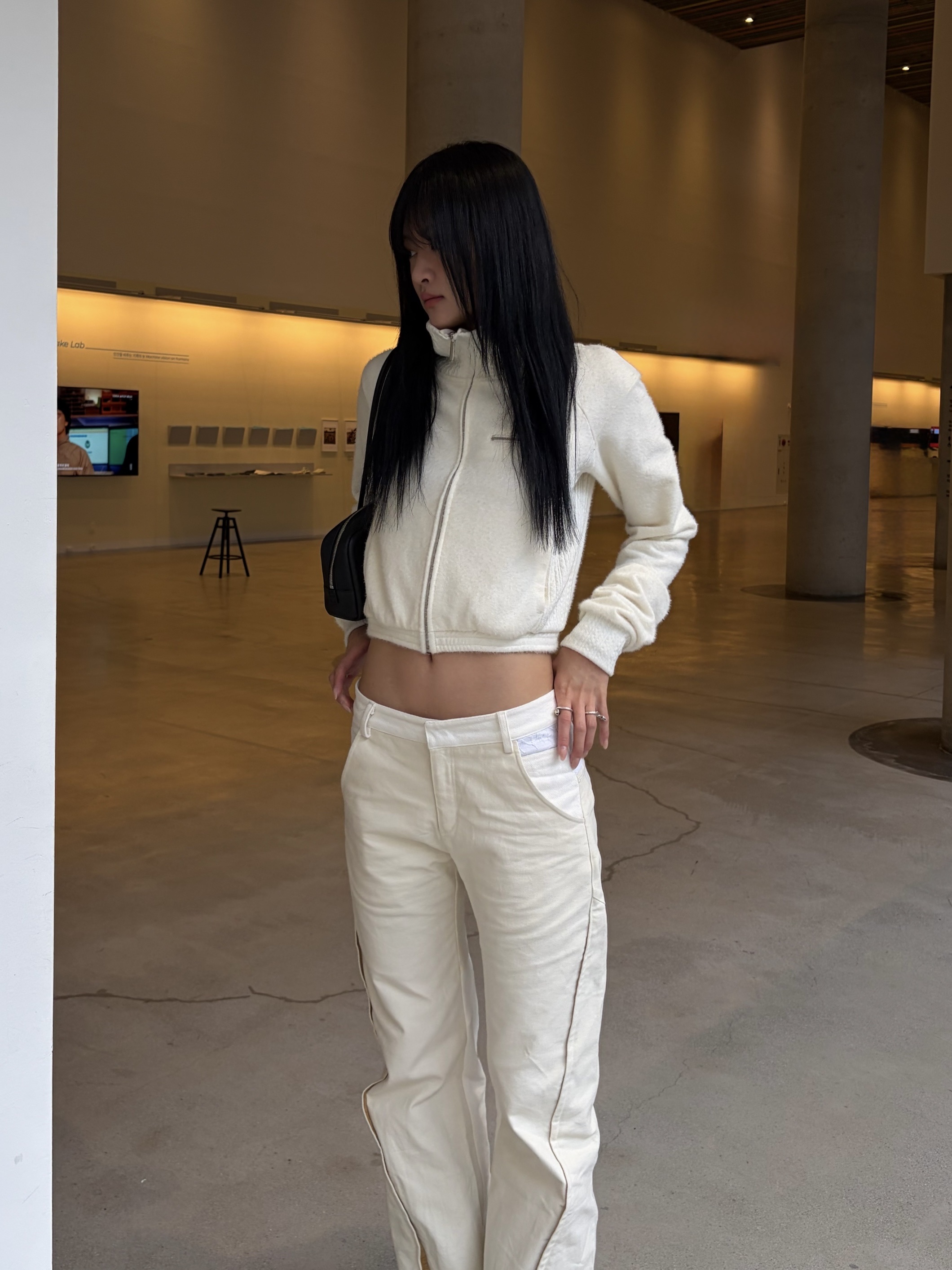 WET TAG High Neck Knit Zip-Up White 착용 스타일 - 5