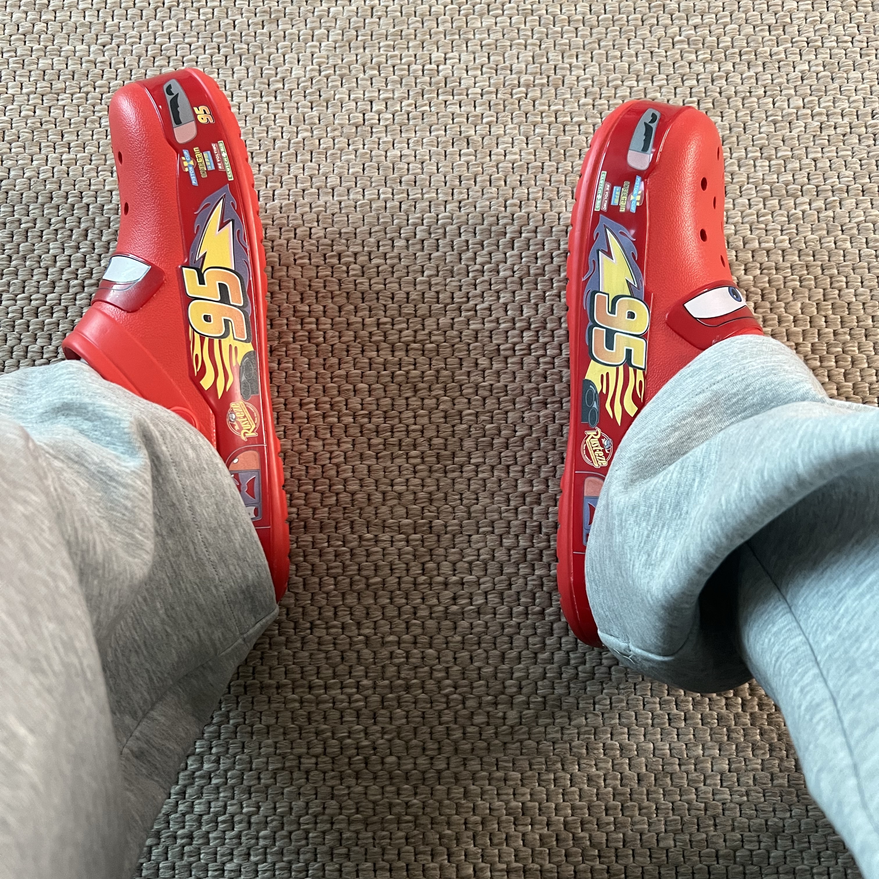 Crocs x Cars Classic Clog Lightning McQueen 착용 스타일