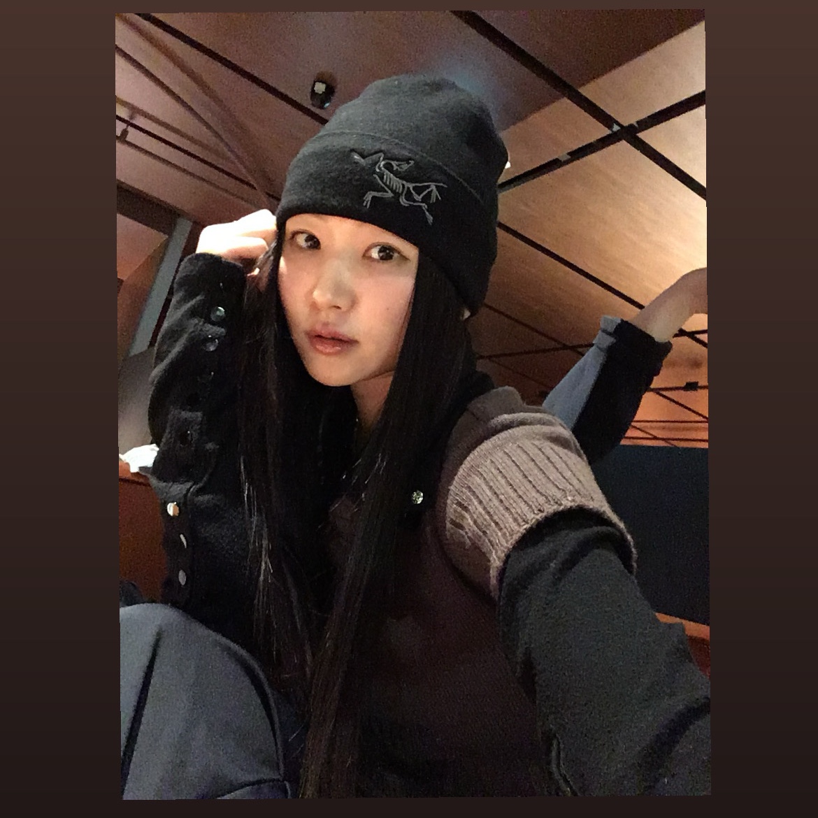 Arc'teryx Embroidered Bird Toque Black 착용 스타일
