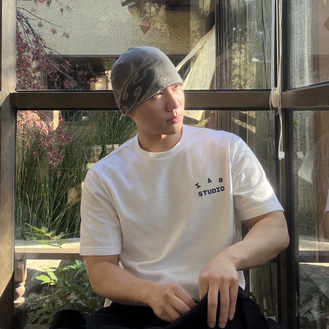 Sansan Gear Logo Beanie Charcoal - 23FW, IAB Studio T-Shirt White Navy 착용 스타일 - 2