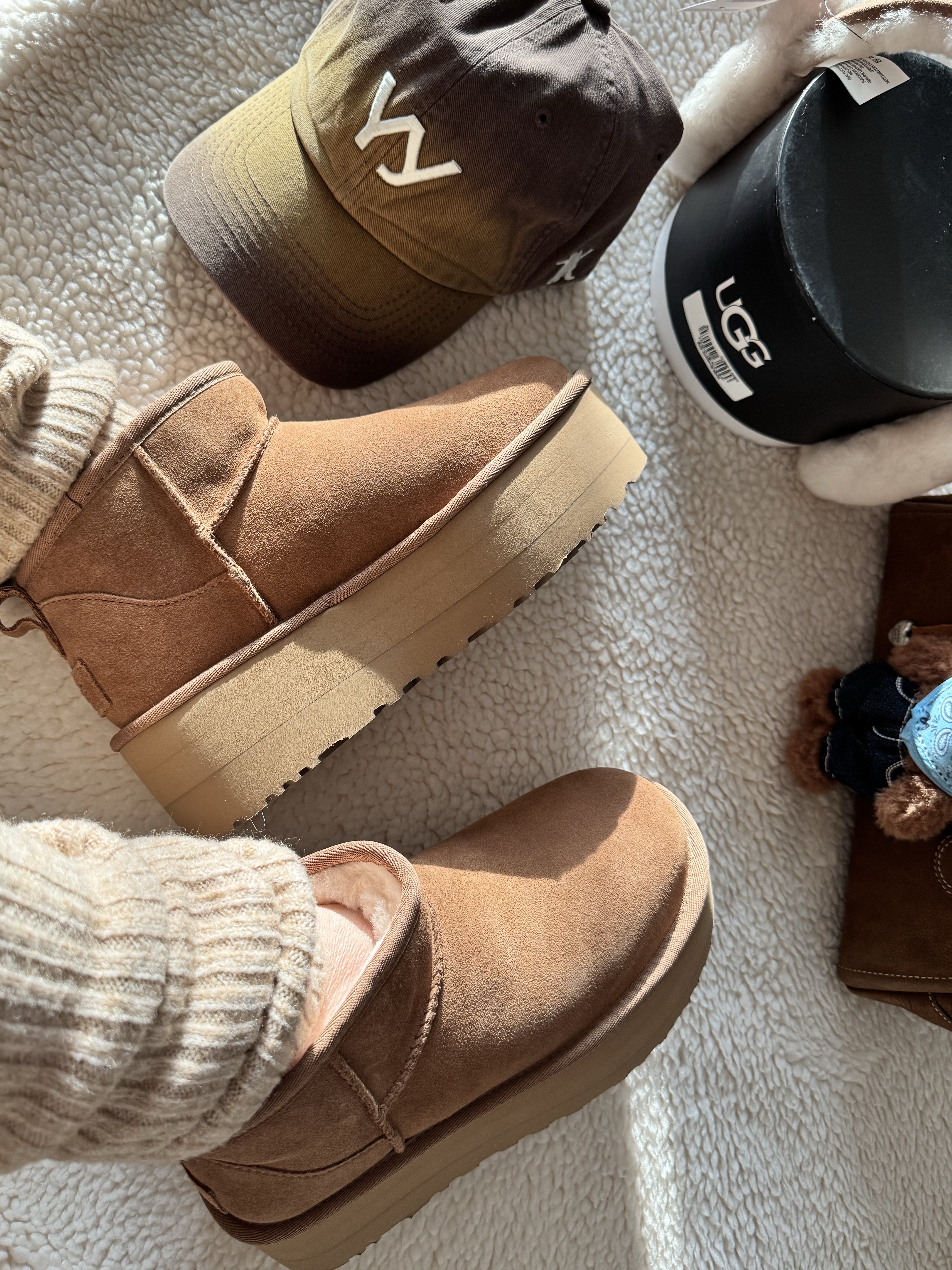 (W) UGG Classic Ultra Mini Platform Boots Chestnut, (W) UGG Embroidered Logo Earmuff Chestnut 착용 스타일 - 2