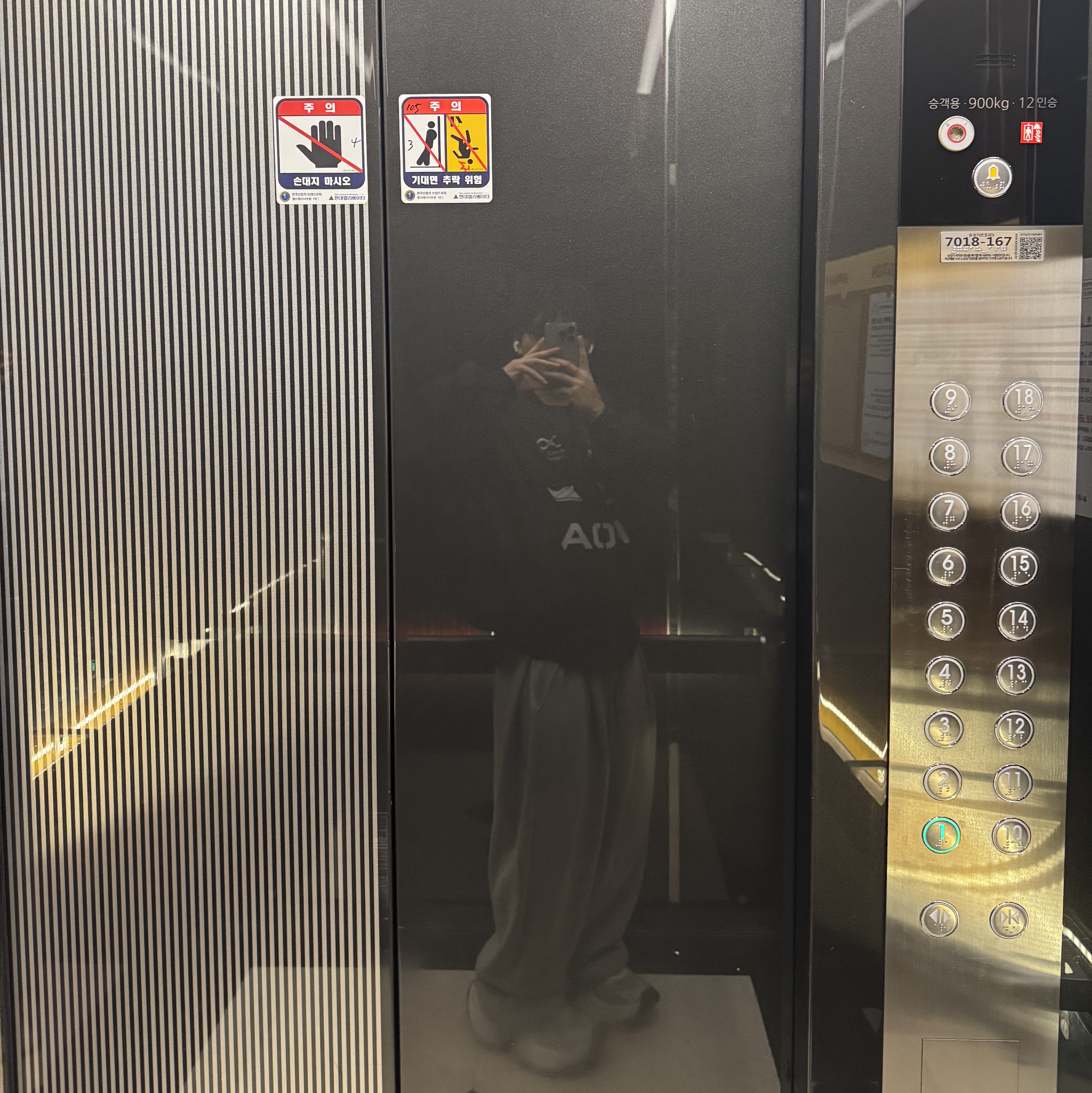 Undermycar Acer Padded Shoulder Crop Blouson Ebony - 23FW, Balenciaga 10XL Sneakers White Grey Silver Black 착용 스타일 - 1