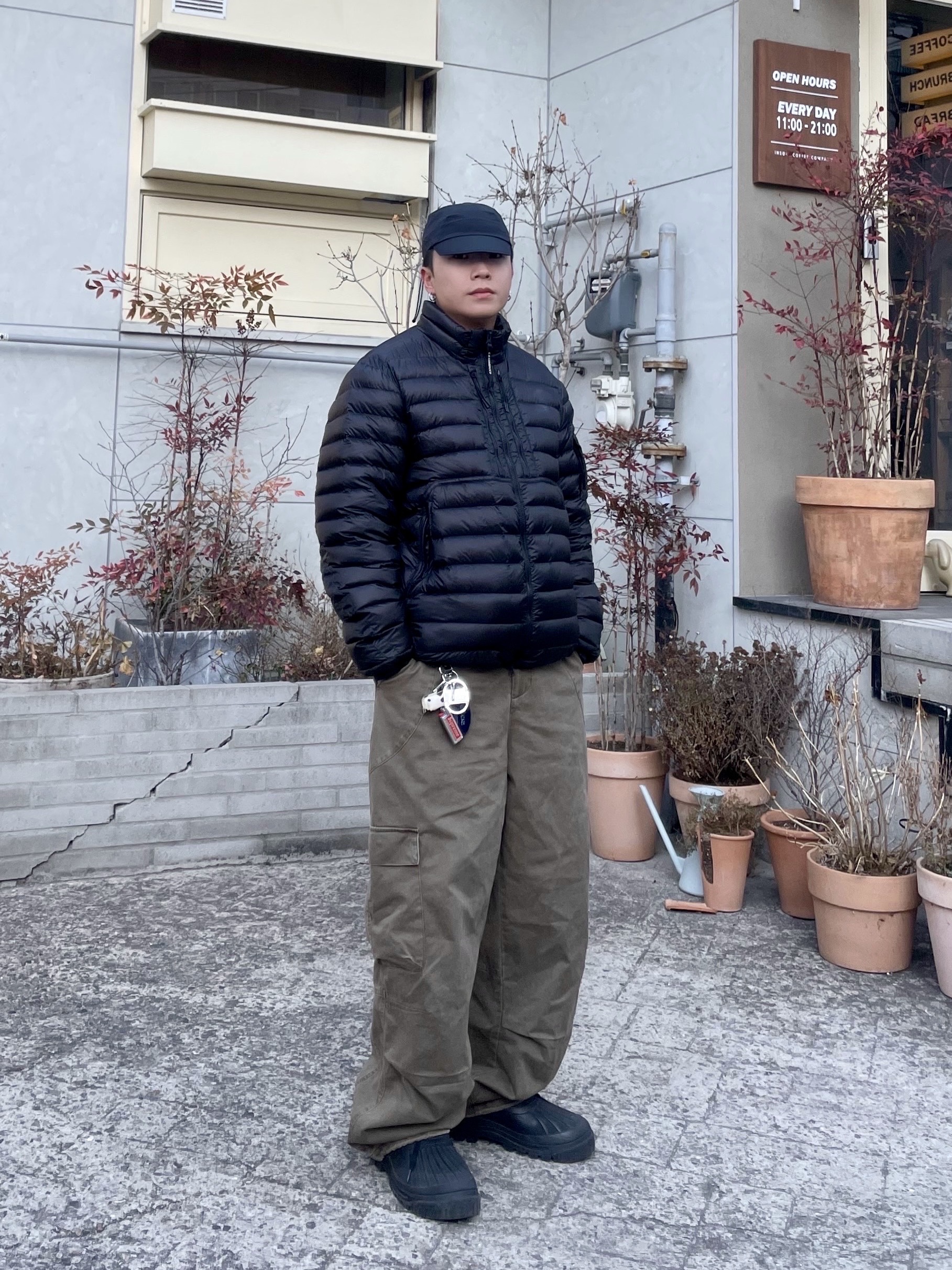 noun Washed Cargo Pants Khaki, C.P. Company D.D. Shell Medium Down Jacket Black - 25FW 착용 스타일 - 1