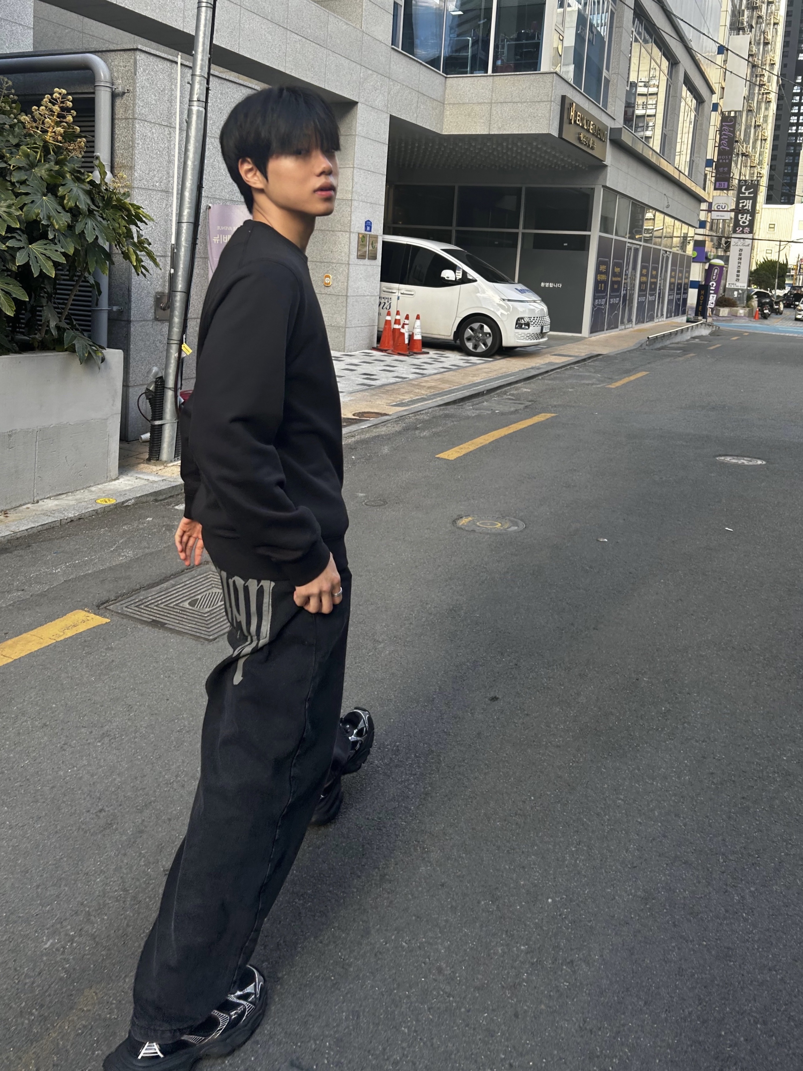 Stone Island 6100060 Organic Cotton Fleece Regular Fit Crewneck Sweatshirt with Elasticated Cuffs  - 25FW, NOMANUAL Raw Vision Denim Pants Washed Black 착용 스타일 - 1