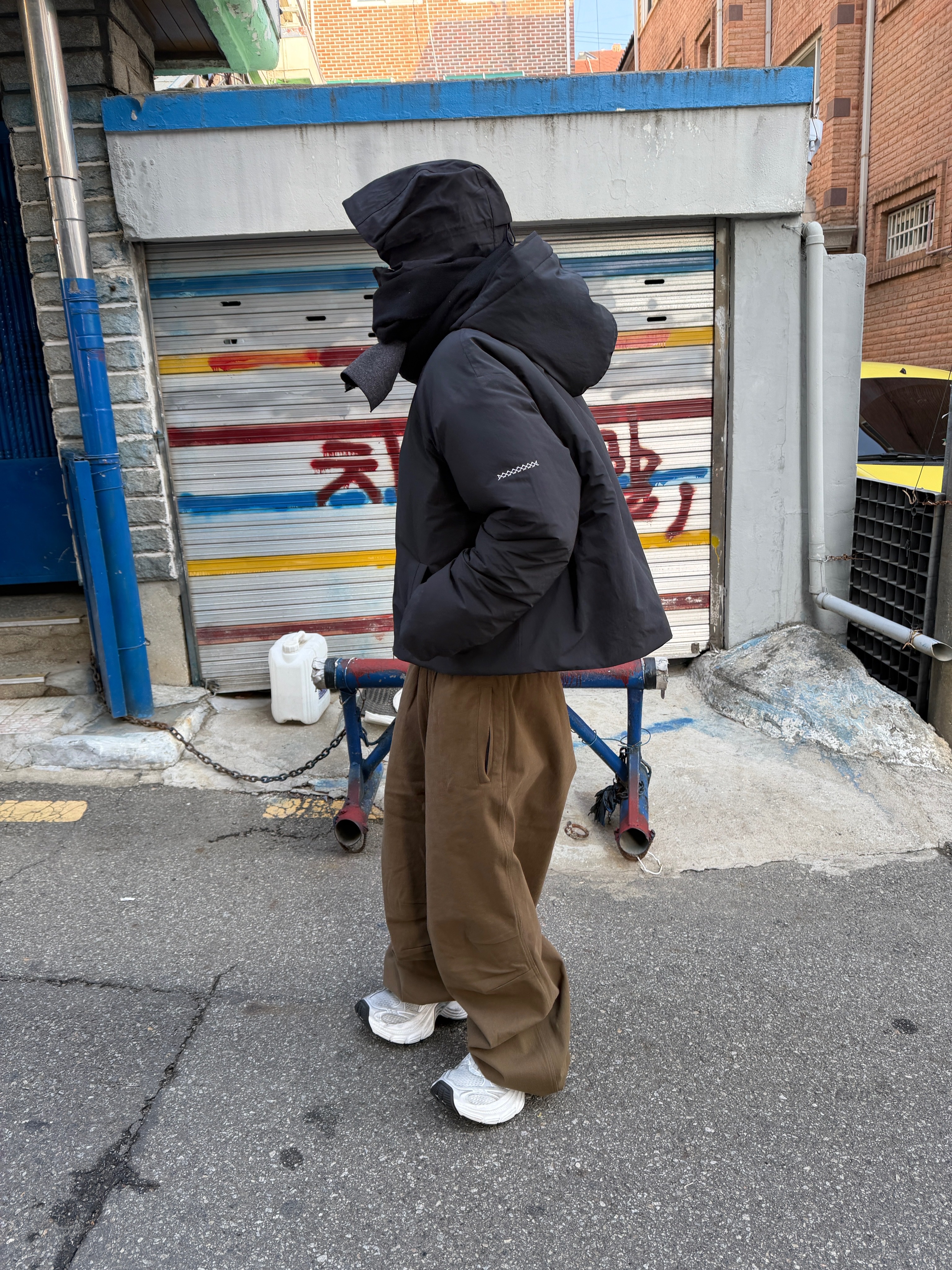 Nonnod Moleskin Track Pants Khaki Brown 착용 스타일 - 4