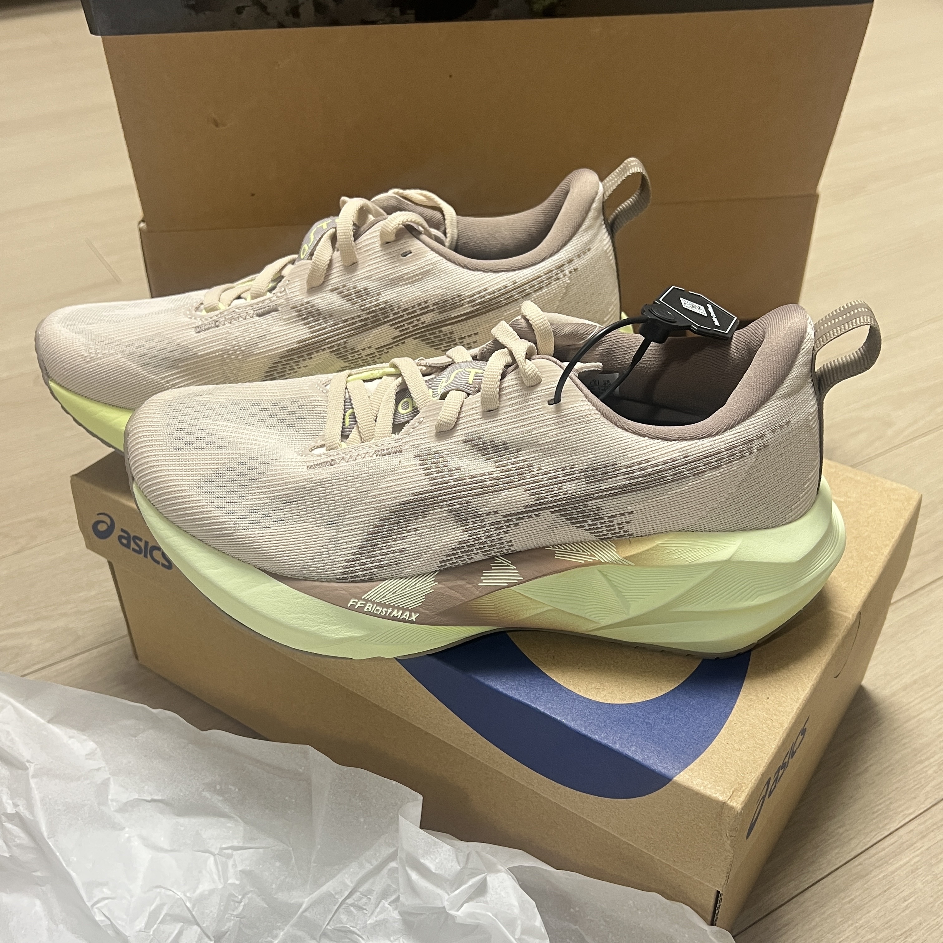 (W) Asics Novablast 5 Mineral Beige Taupe Grey 착용 스타일 - 1