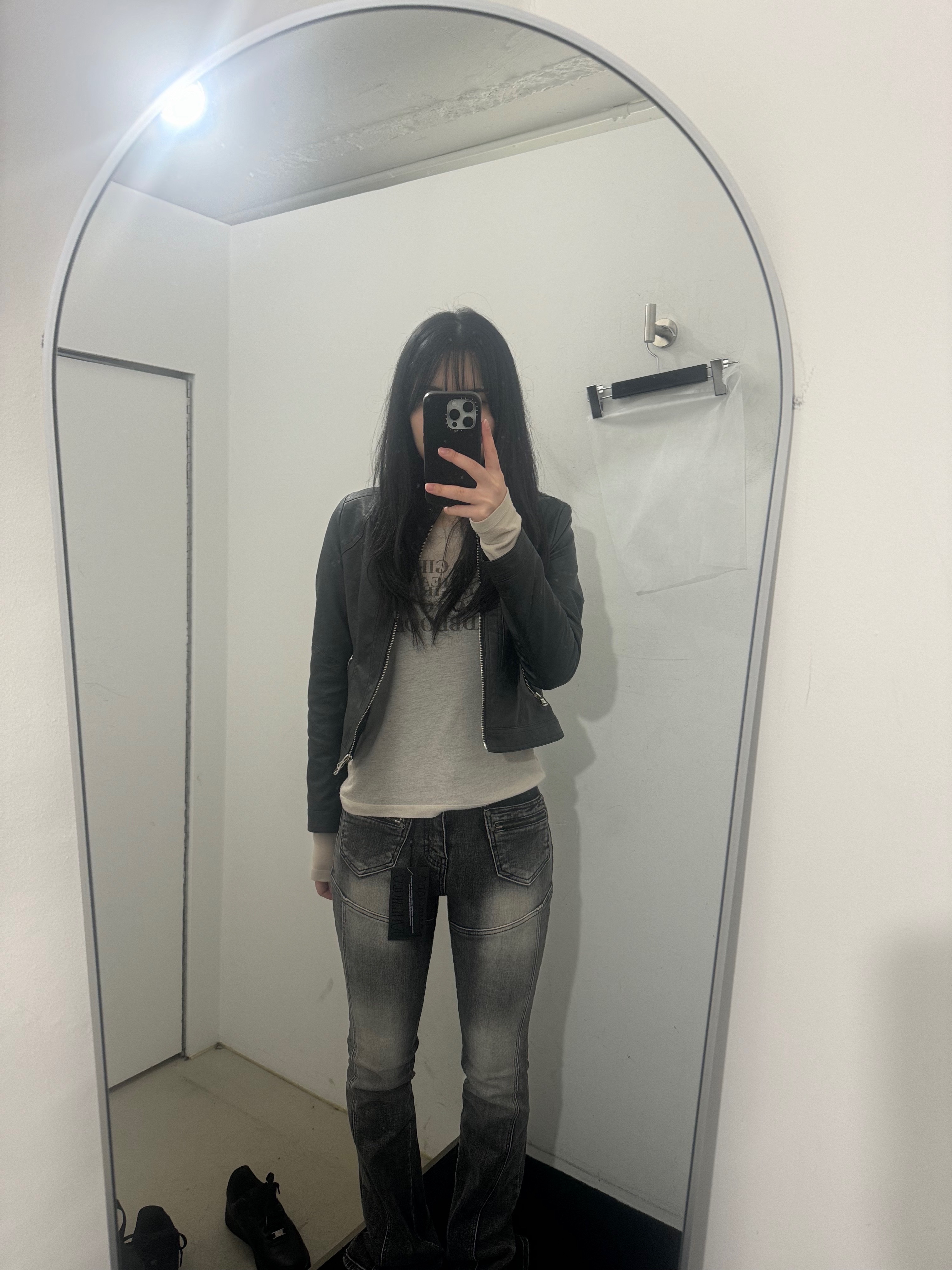 (W) Bohemian Seoul Front Pocket Boots Cut Denim Pants Gray 착용 스타일 - 1