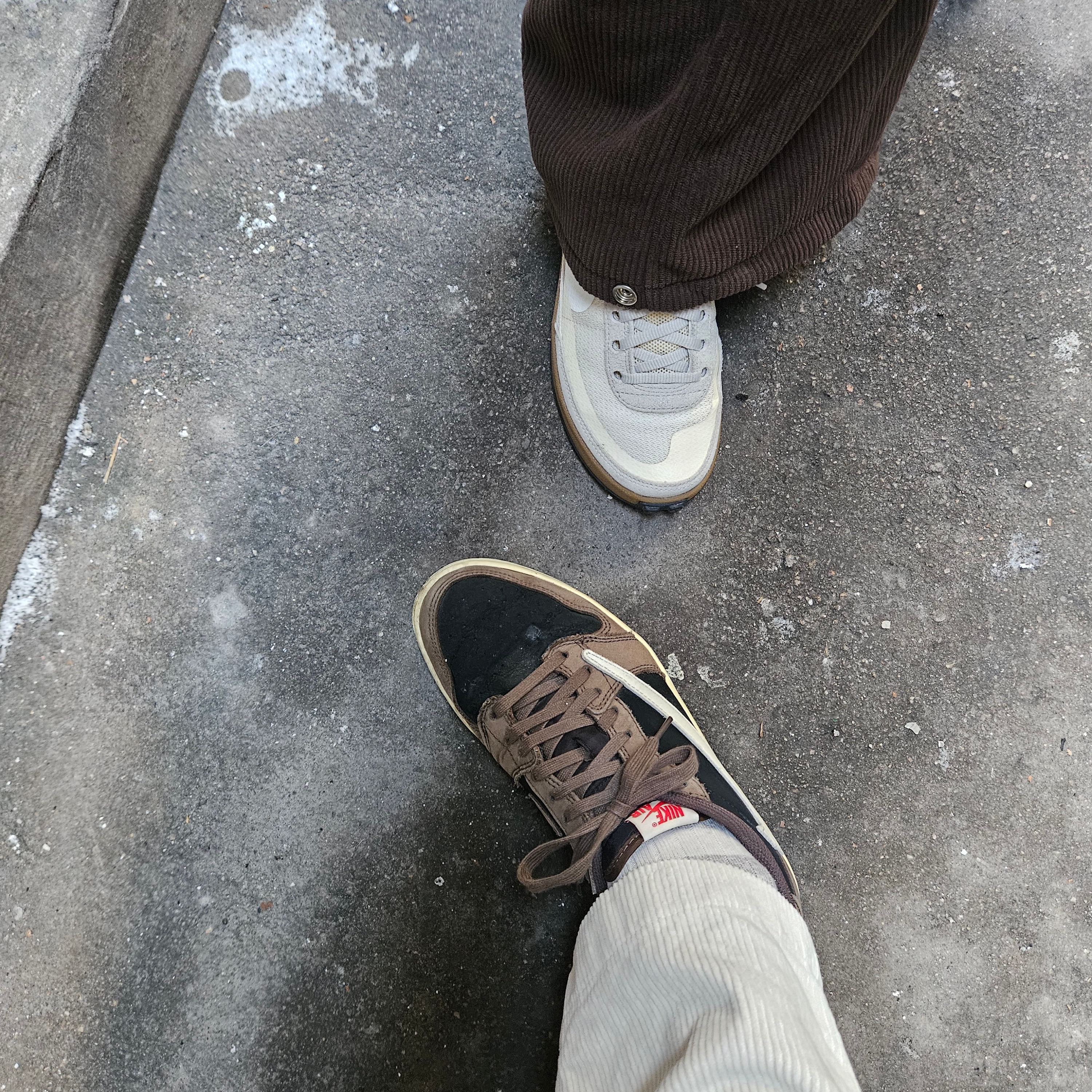 South2 West8 Loose Fit Sweater S2W8 Native Off White, Jordan 1 x Travis Scott Retro Low OG SP Mocha 착용 스타일 - 2