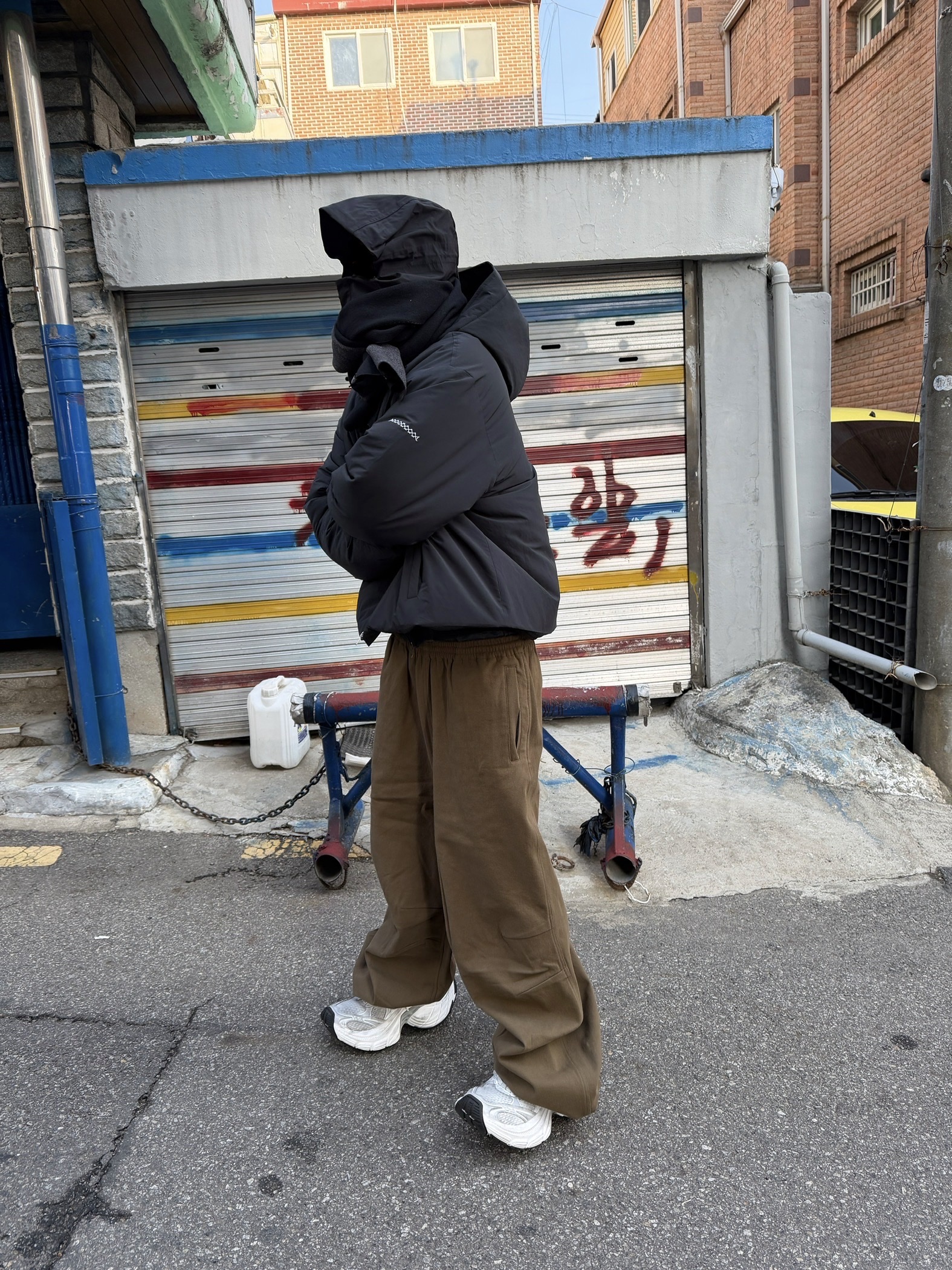 Nonnod Moleskin Track Pants Khaki Brown 착용 스타일 - 3