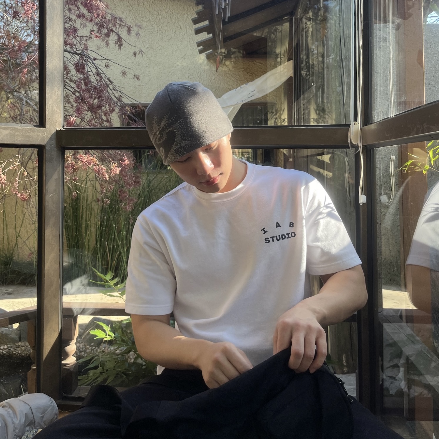 Sansan Gear Logo Beanie Charcoal - 23FW, IAB Studio T-Shirt White Navy 착용 스타일 - 1