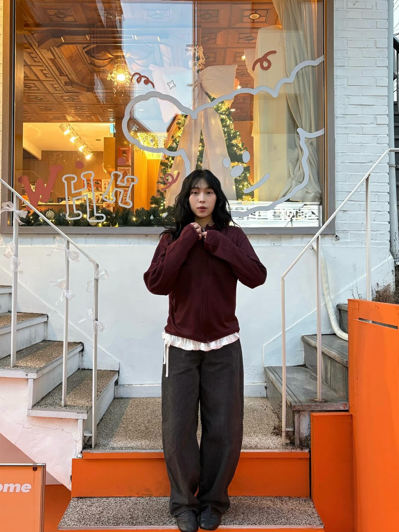 SLOW RECORD HOUSE Round Zip-Up Cardigan Red 착용 스타일 - 7