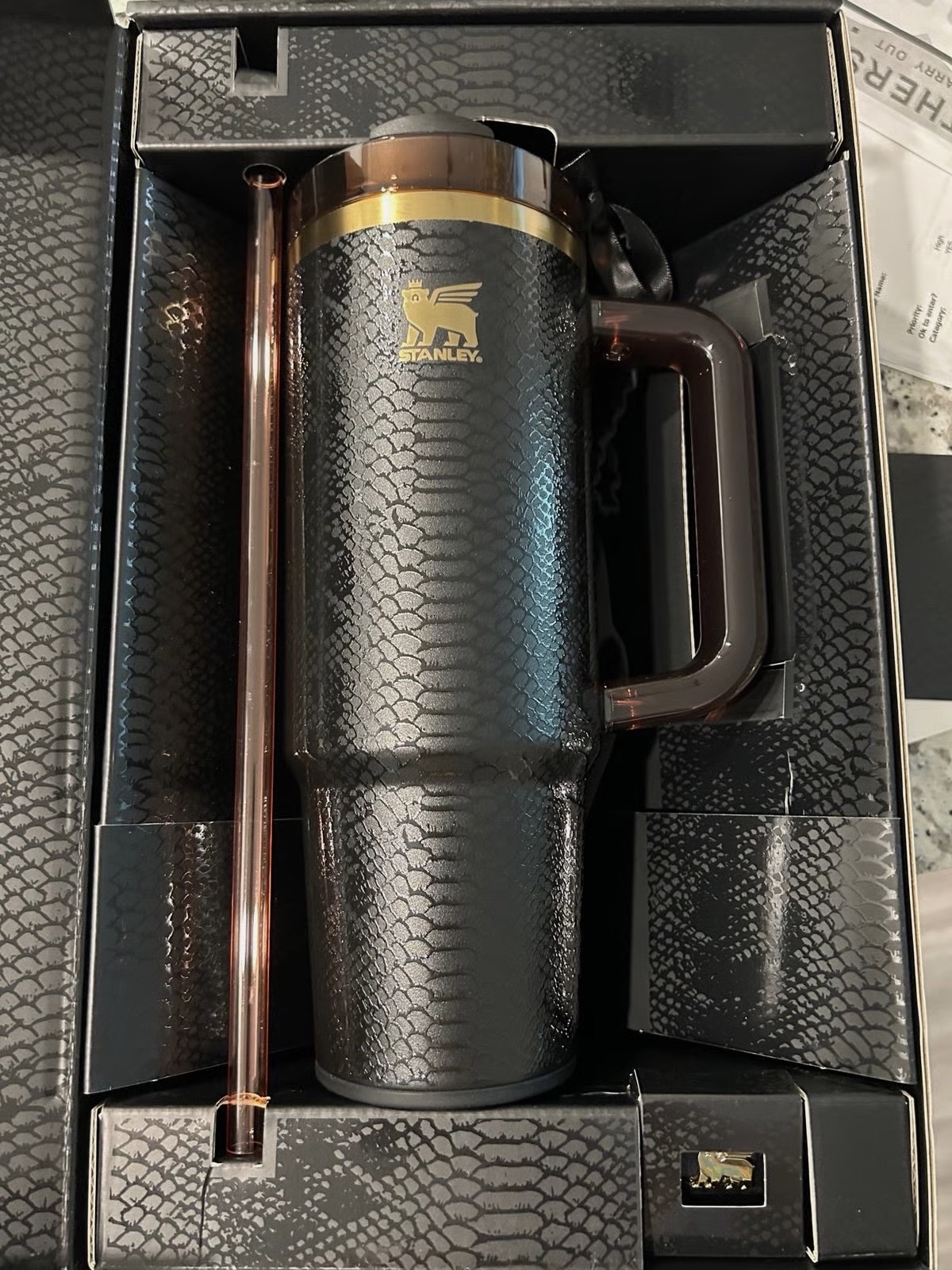 Stanley The Quencher Luxe H2.0 Flowstate Tumbler 887ml Black Snakeskin 착용 스타일 - 1