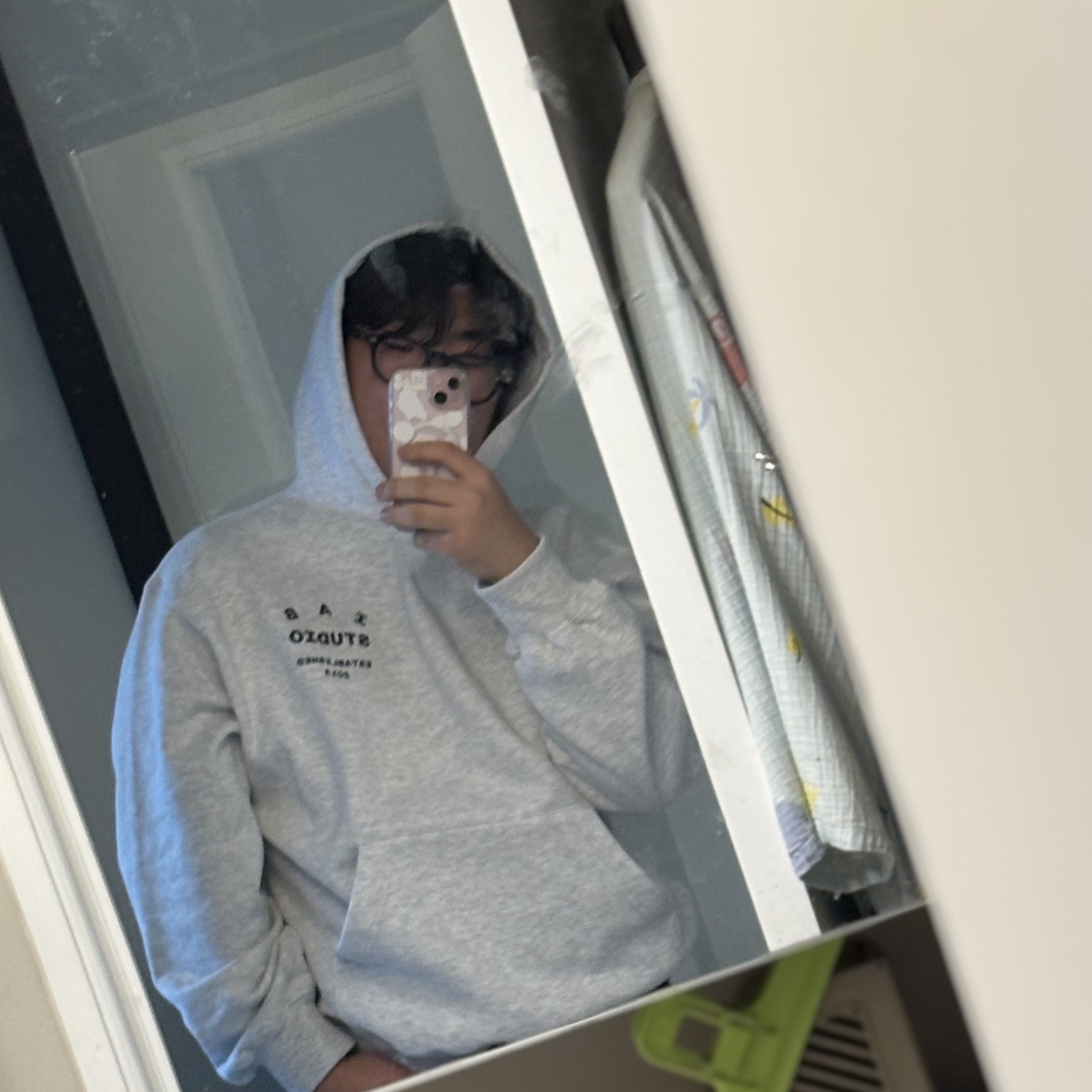 IAB Studio 25 Hoodie Light Gray Navy 착용 스타일