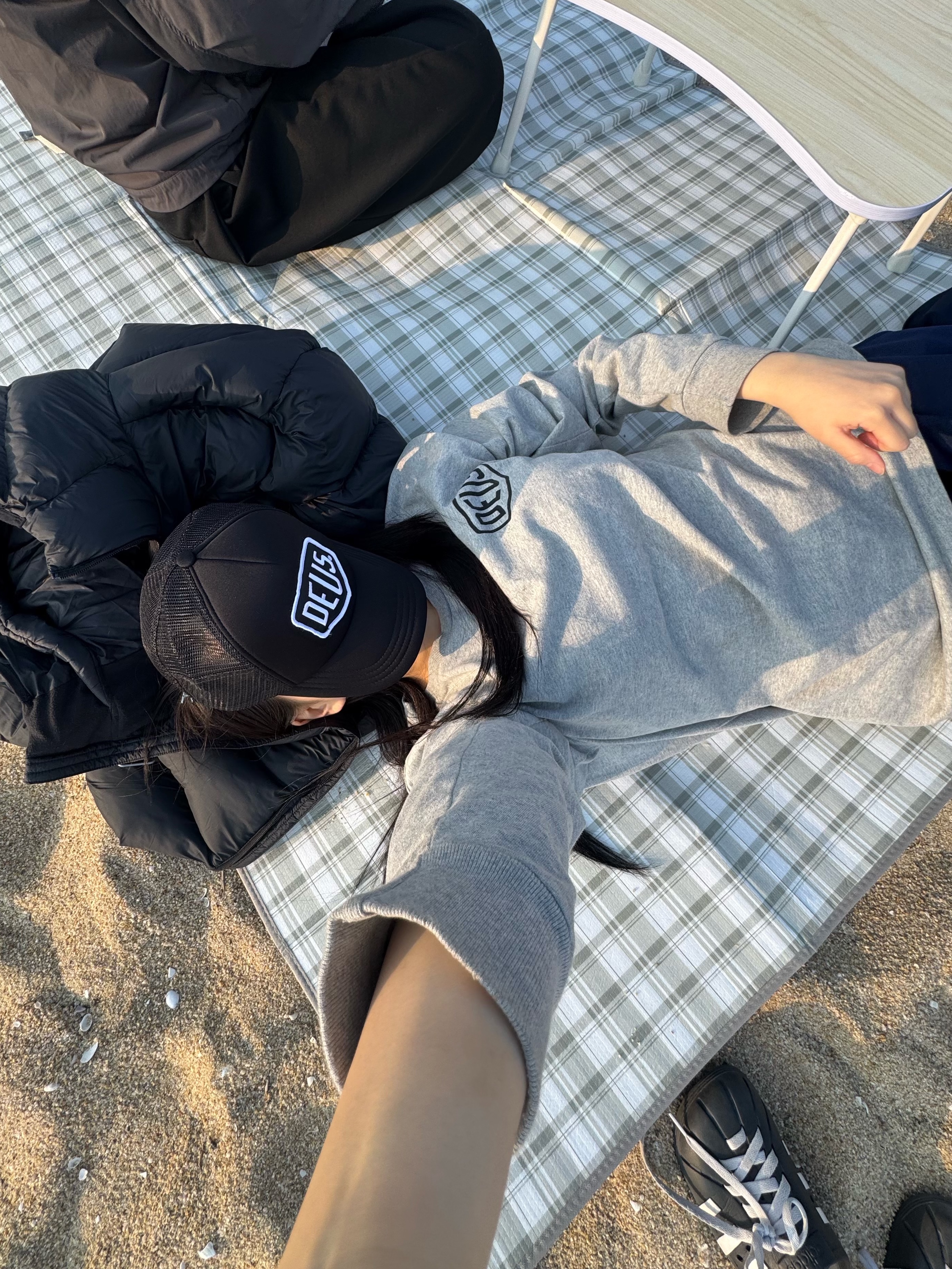 Deus Ex Machina Seoul College Long Sleeve T-Shirt Grey Marle, Deus Ex Machina Baylands Trucker Black White 착용 스타일 - 1