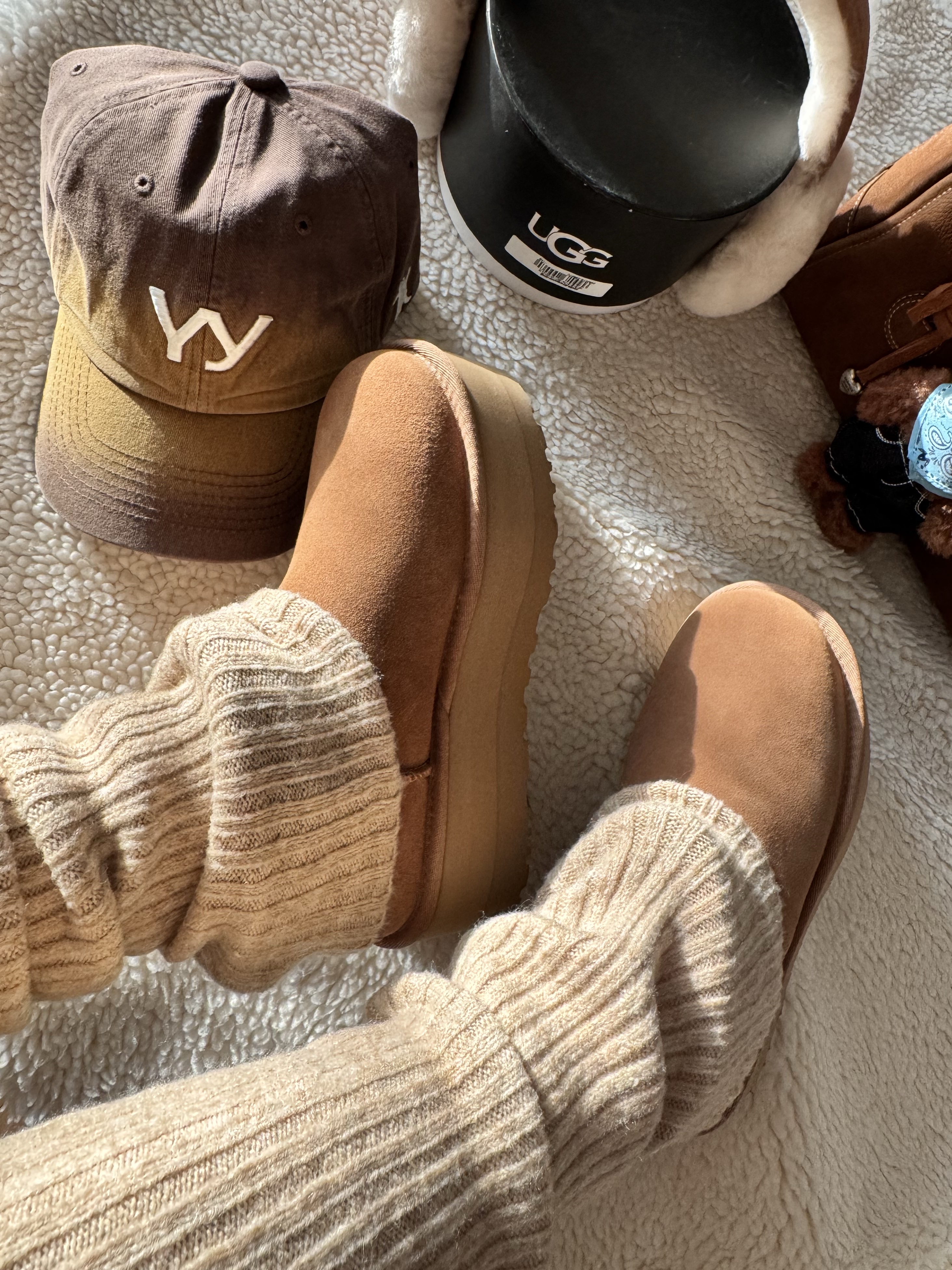 (W) UGG Classic Ultra Mini Platform Boots Chestnut, (W) UGG Embroidered Logo Earmuff Chestnut 착용 스타일 - 4