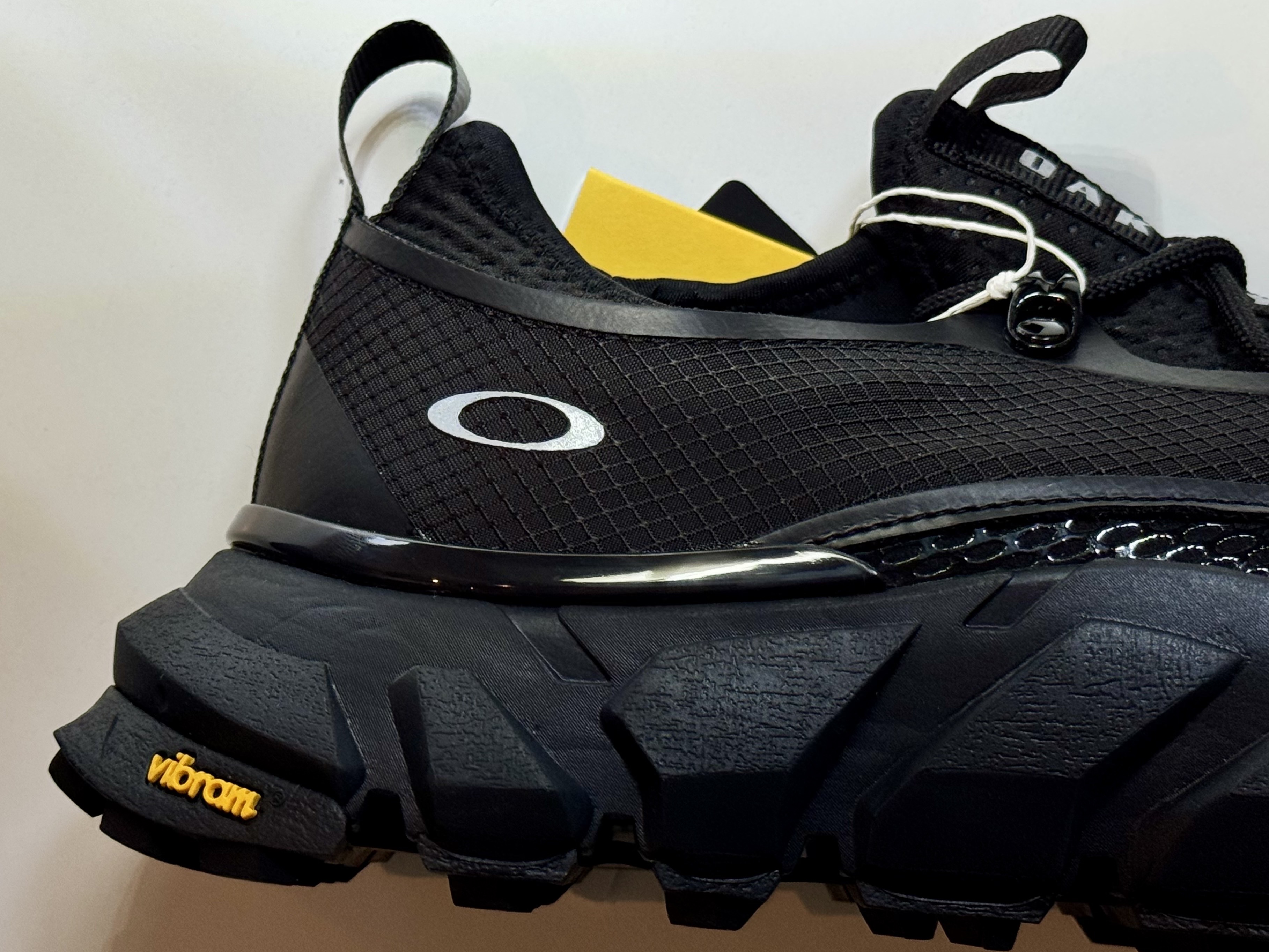 Oakley Light Shield Triple Black, Oakley Light Shield Grey Yellow 착용 스타일 - 2