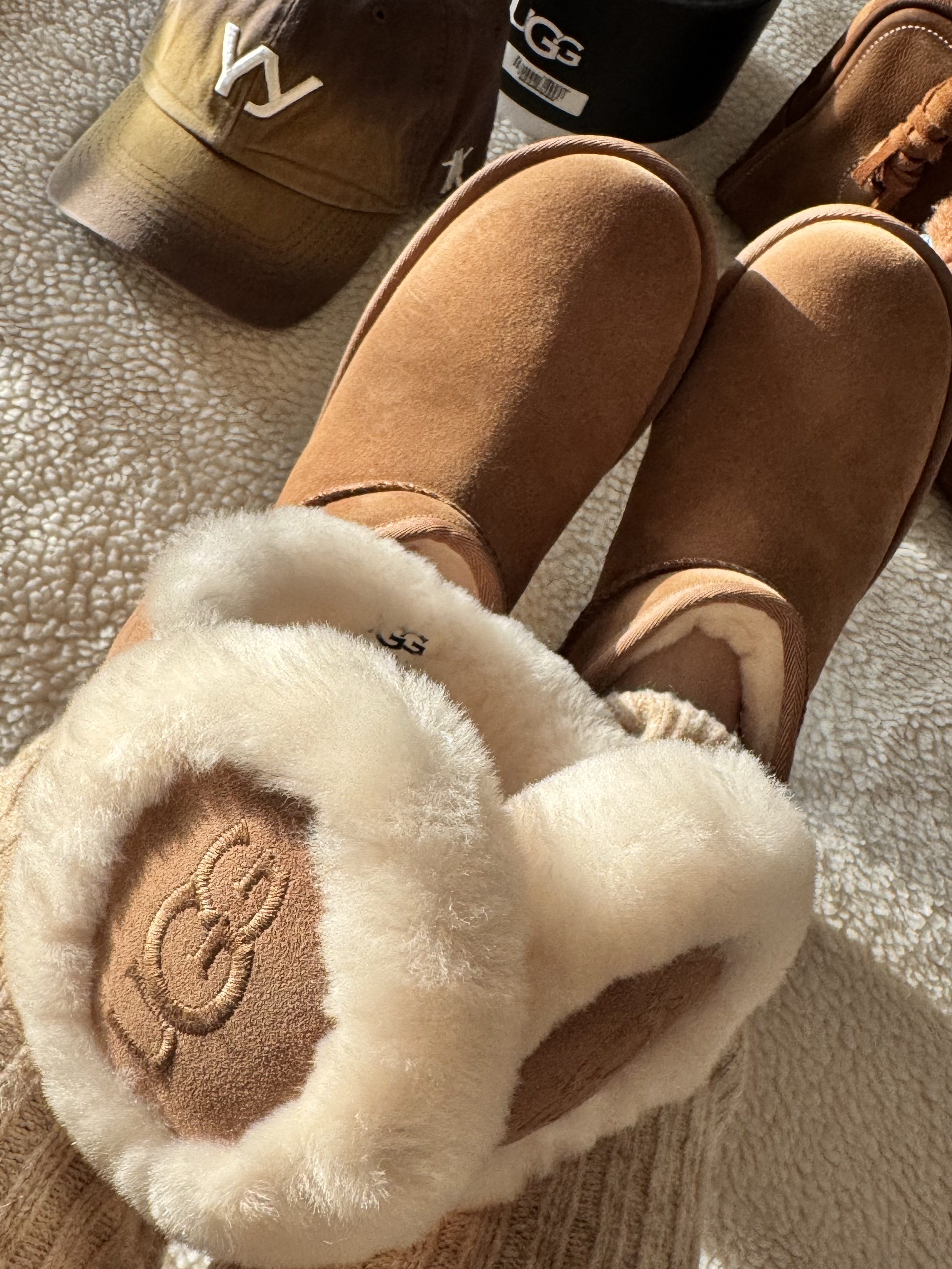 (W) UGG Classic Ultra Mini Platform Boots Chestnut, (W) UGG Embroidered Logo Earmuff Chestnut 착용 스타일 - 7