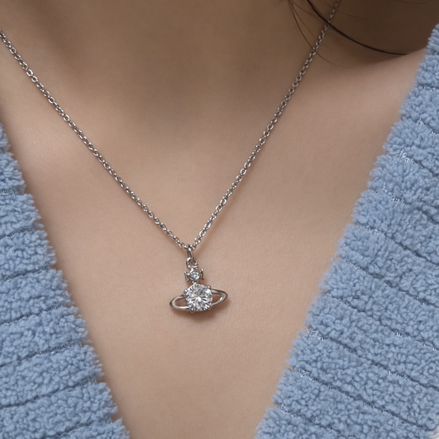 Vivienne Westwood Reina Pendant Silver 착용 스타일 - 2