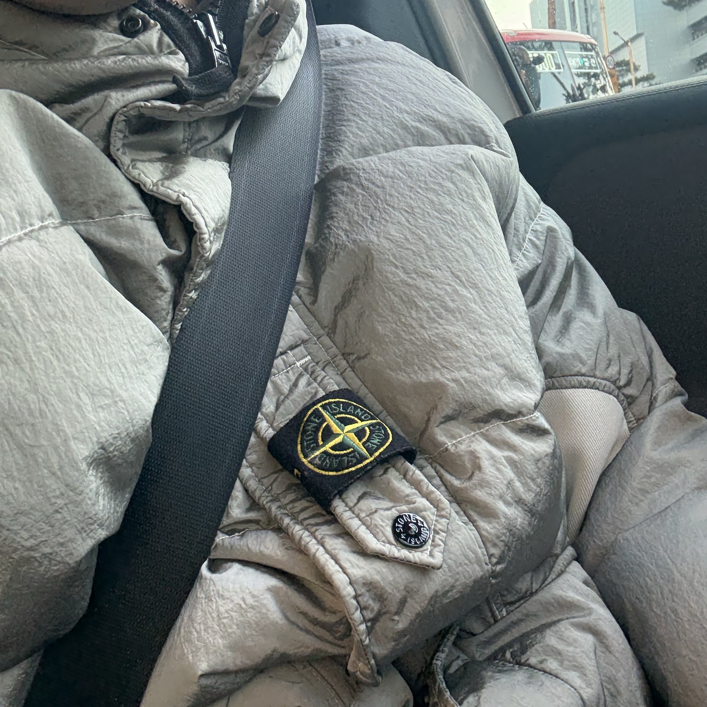 Stone Island 42719 Nylon Metal in Econyl Regenerated Nylon Reversible Down Stucco - 23FW 착용 스타일