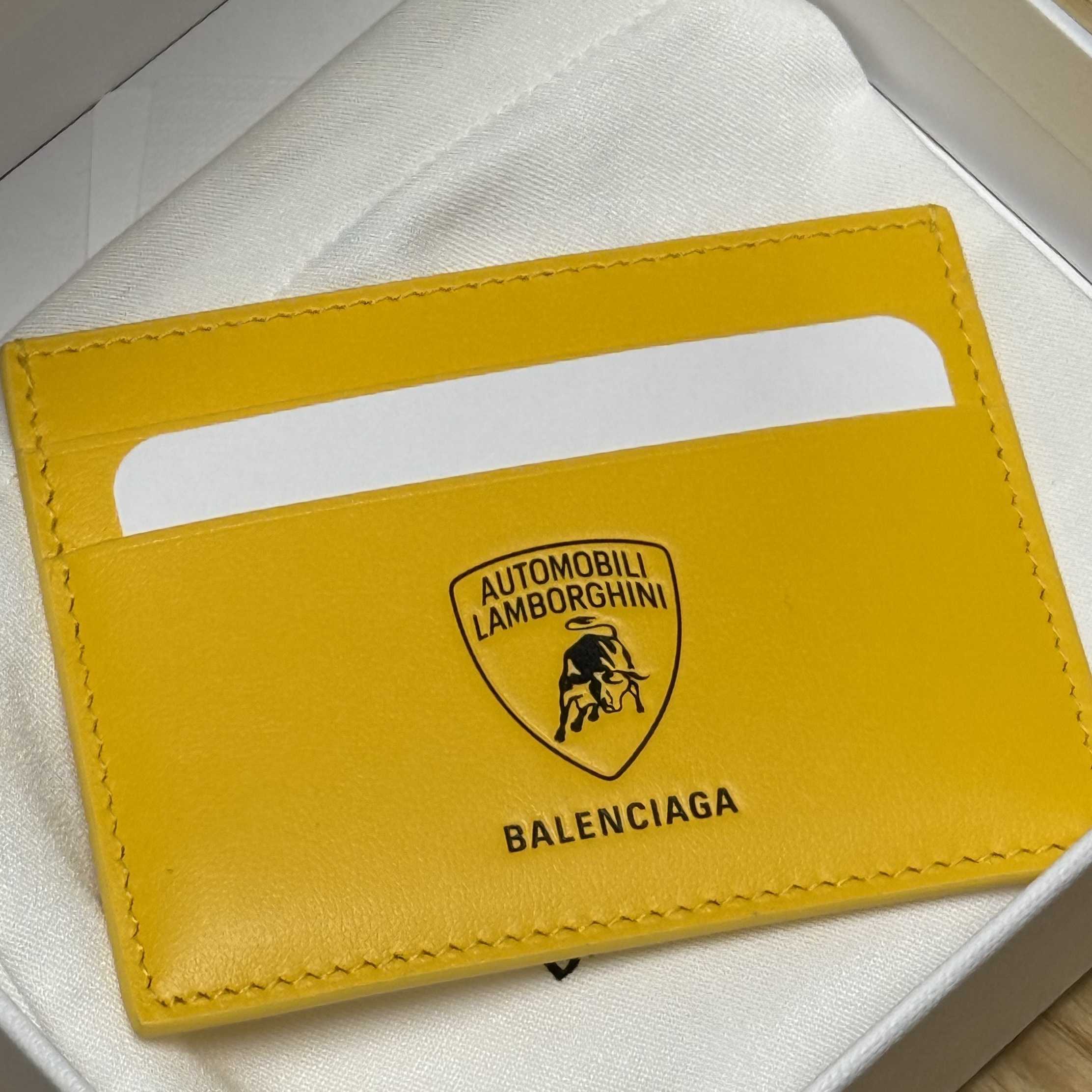Balenciaga x Automobili Lamborghini Card Holder Yellow 착용 스타일