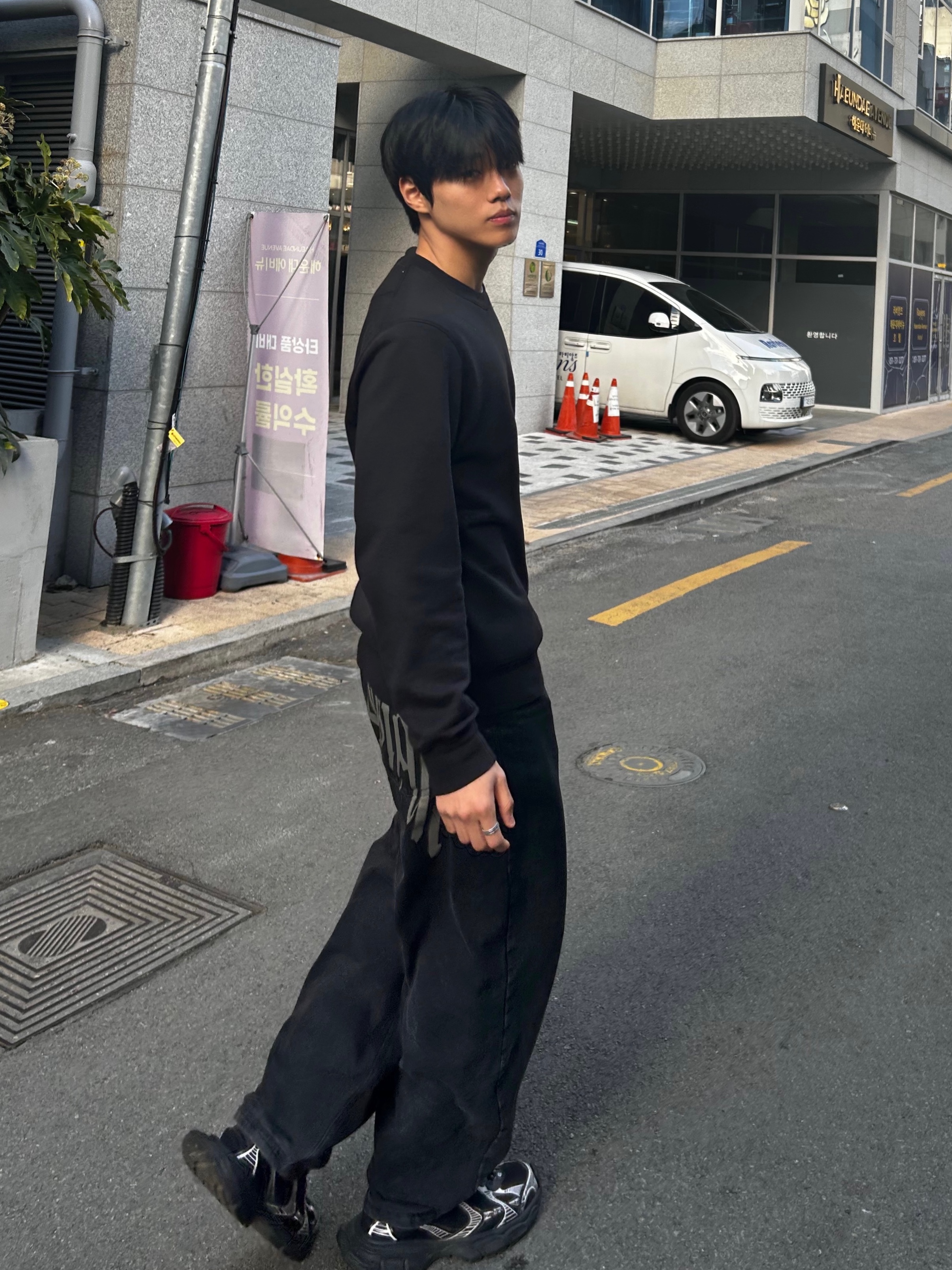 Stone Island 6100060 Organic Cotton Fleece Regular Fit Crewneck Sweatshirt with Elasticated Cuffs  - 25FW, NOMANUAL Raw Vision Denim Pants Washed Black 착용 스타일 - 2