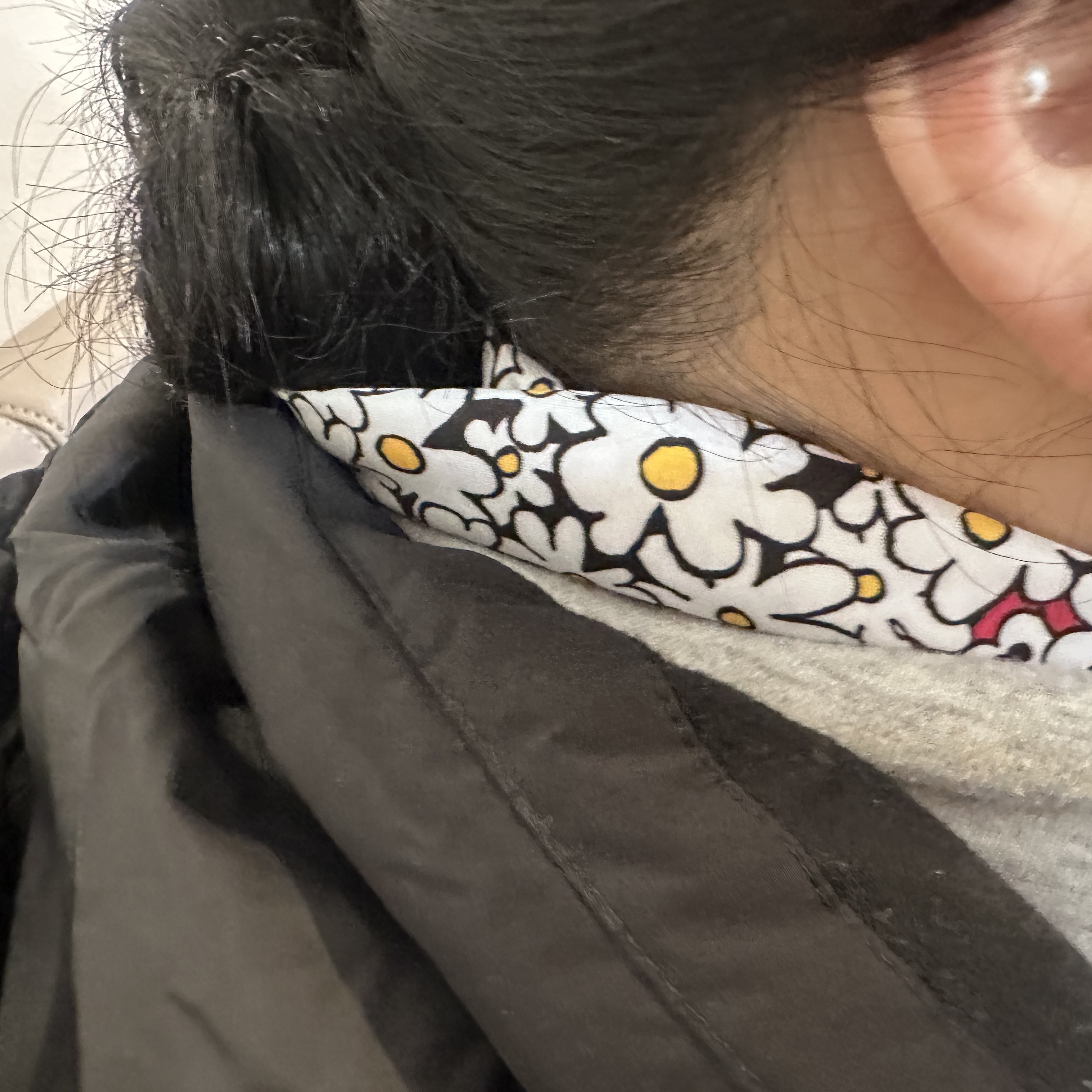 Zo&Friends Scarf White Black 착용 스타일