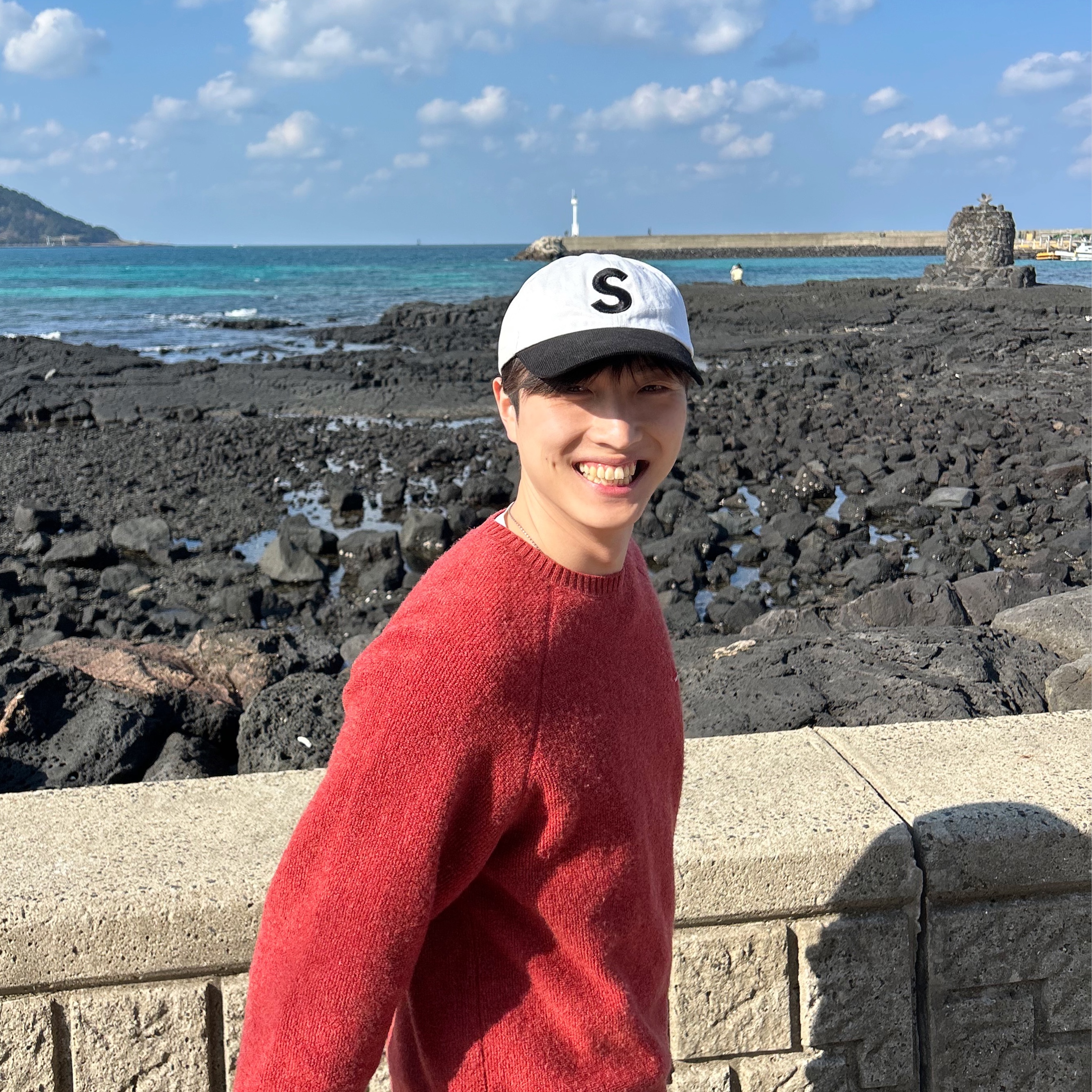 Supreme Terry Small Box Sweater Rust - 24FW, Supreme 2-Tone S Logo 6-Panel Stone - 24SS 착용 스타일