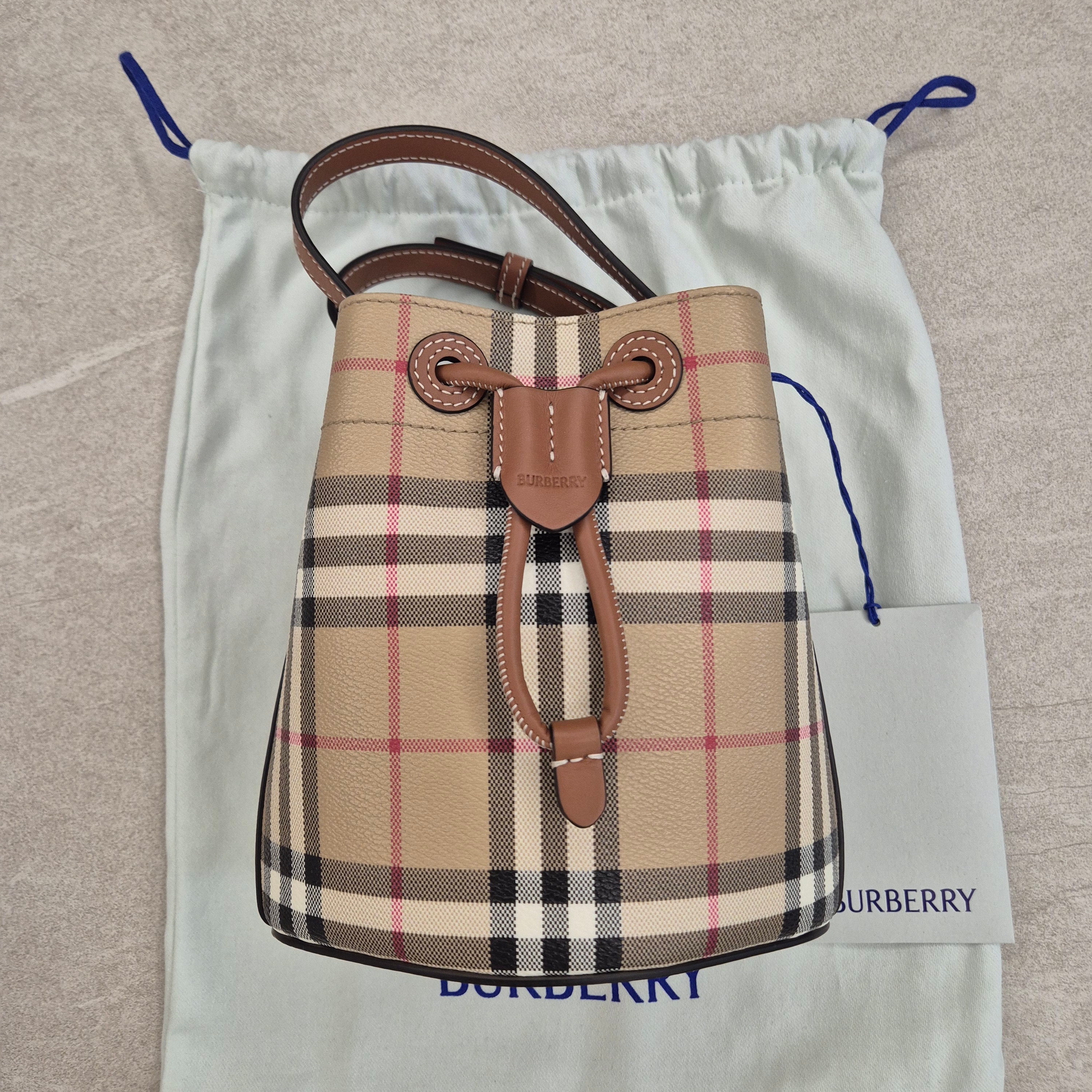 Burberry Bucket Bag Beige 착용 스타일 - 3