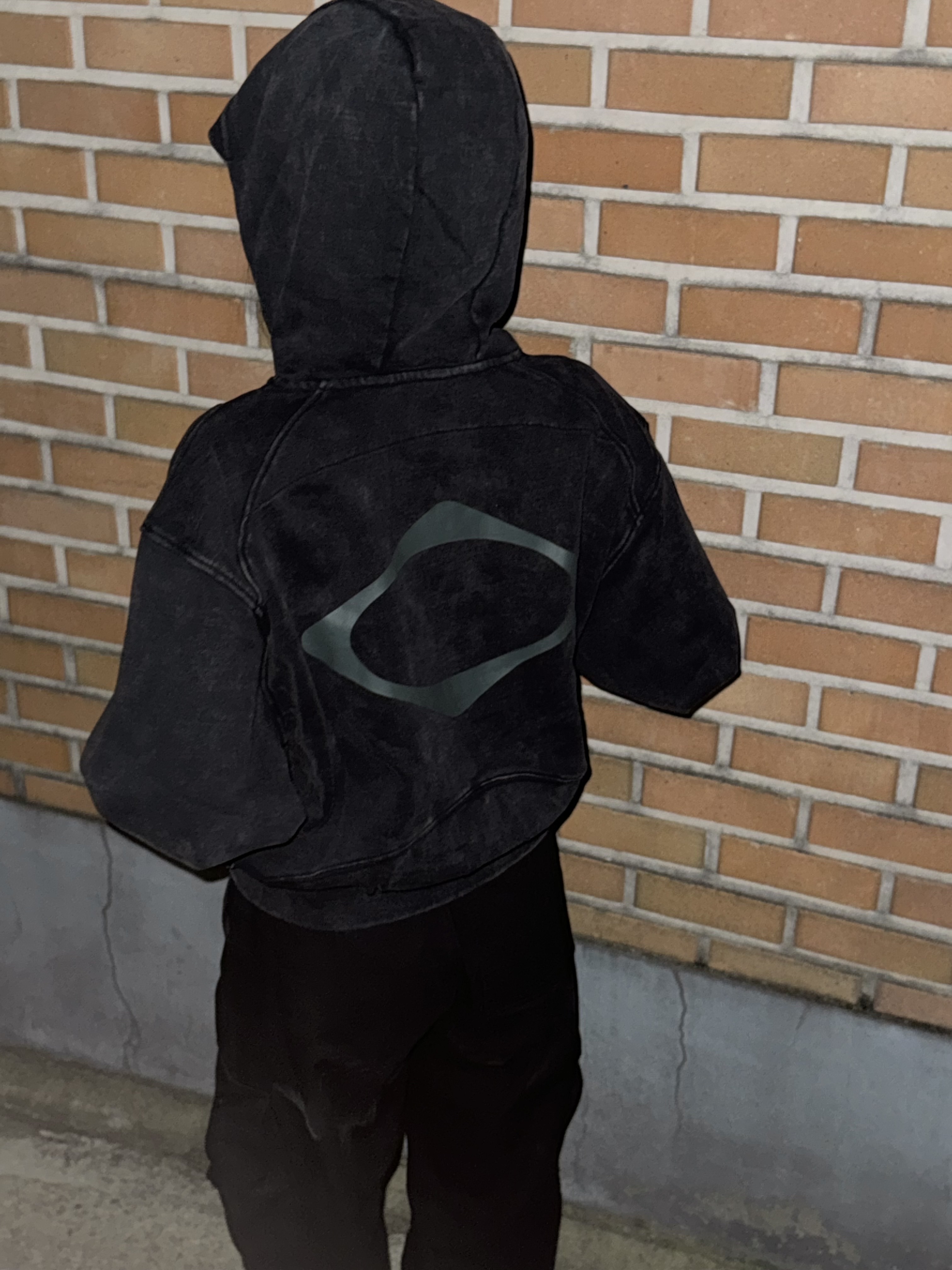 (W) Mischief Big Pocket Hoodie Washed Black 착용 스타일 - 4