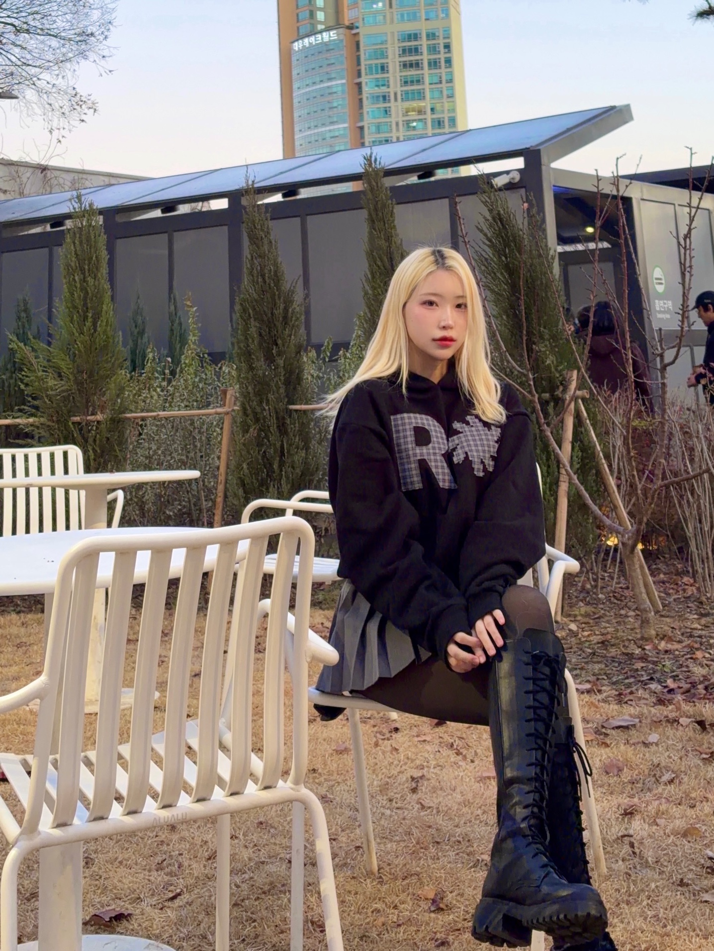 SLOW RECORD HOUSE Check Patch Hoodie Black 착용 스타일 - 1