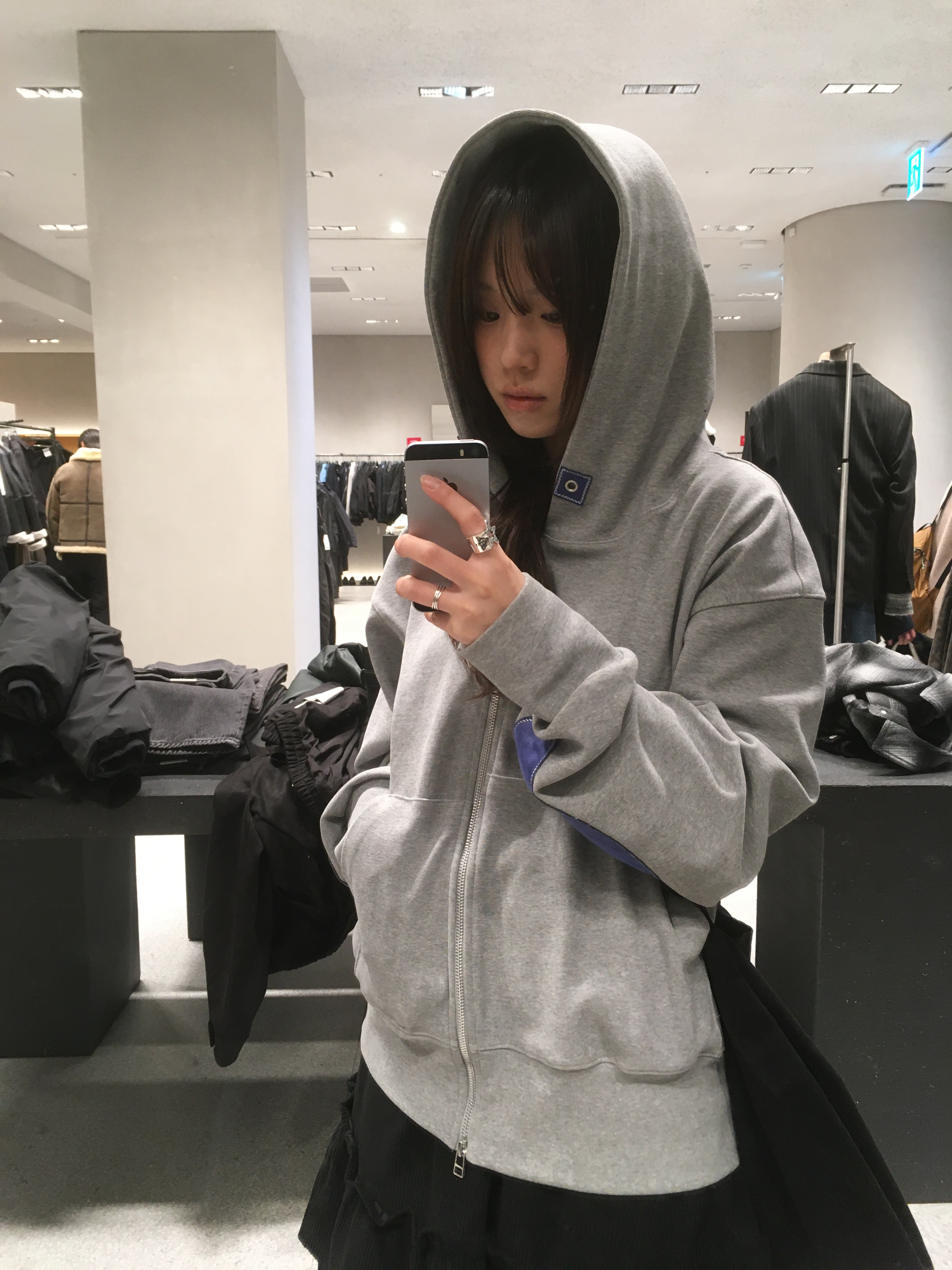 Karactor Writer Hooded Zip-Up Melange gray 착용 스타일