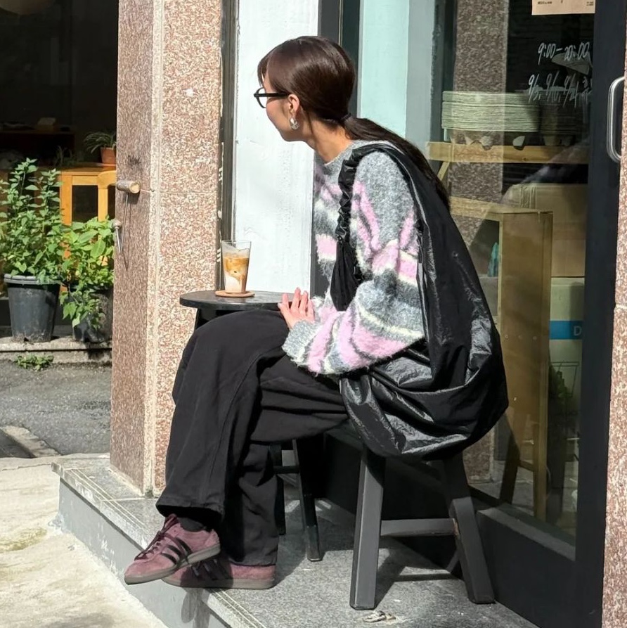 ACOC Glossy Large Tangle Twist Bag_Black 착용 스타일