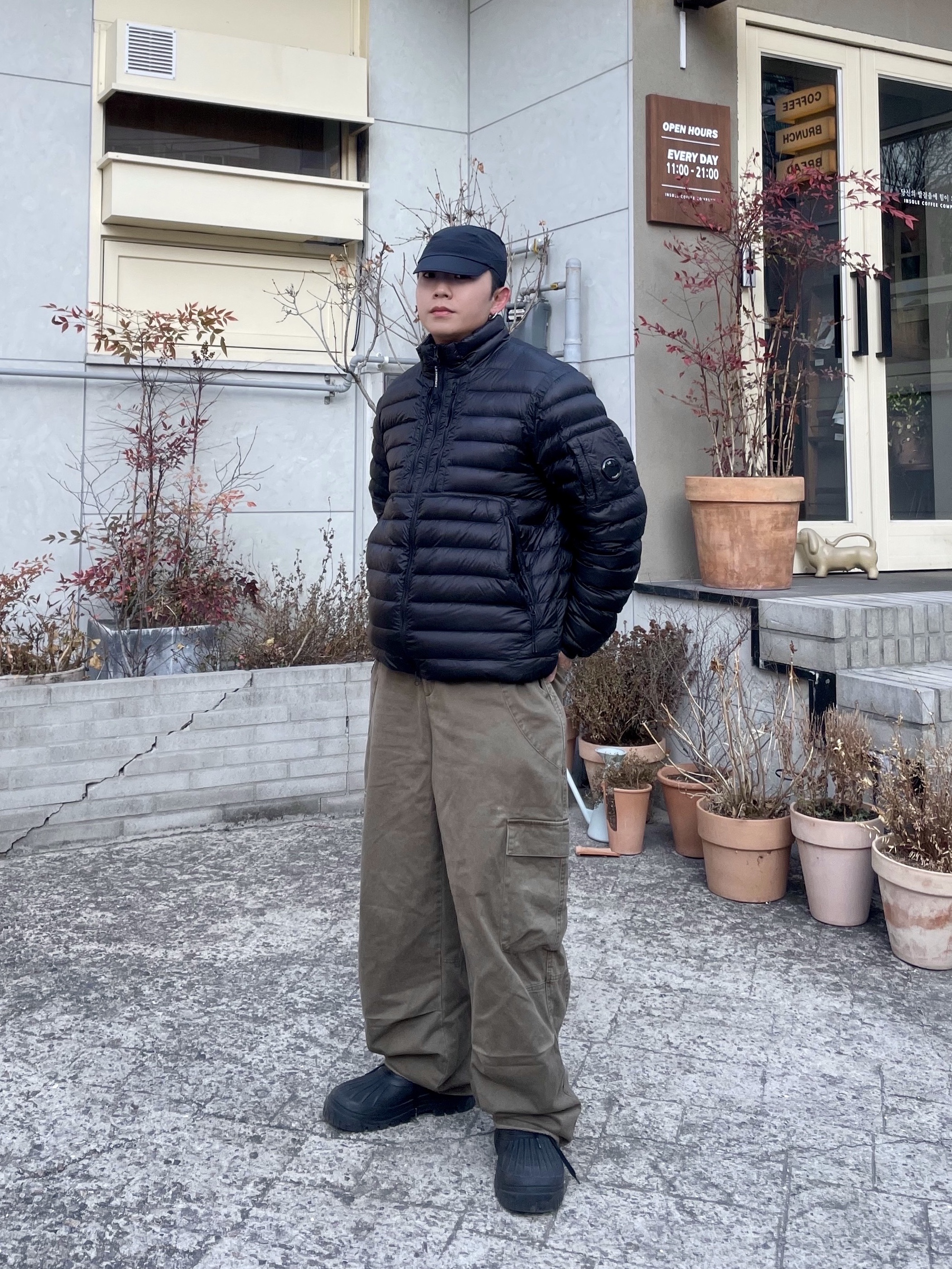 noun Washed Cargo Pants Khaki, C.P. Company D.D. Shell Medium Down Jacket Black - 25FW 착용 스타일 - 2