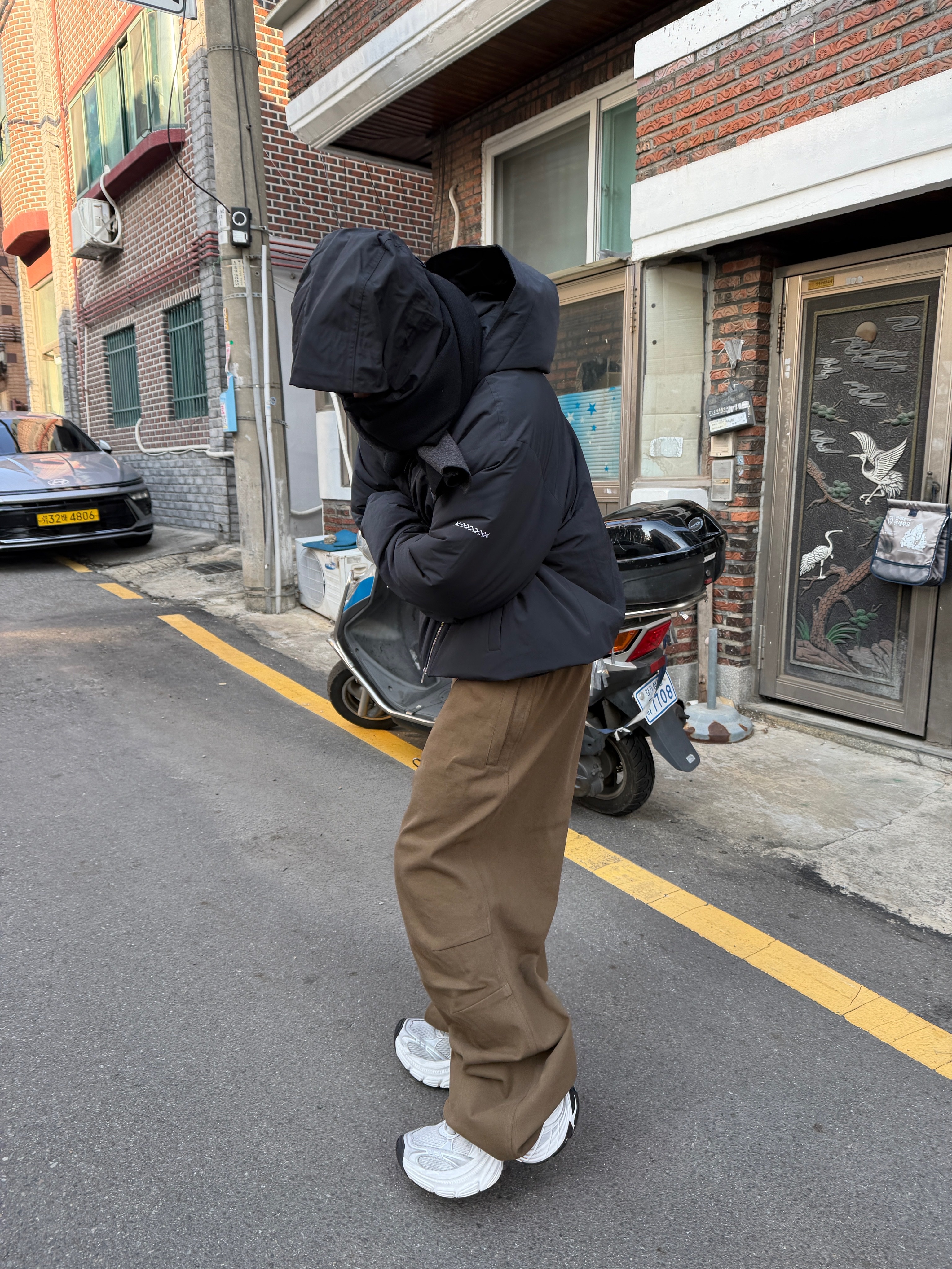 Nonnod Moleskin Track Pants Khaki Brown 착용 스타일 - 2