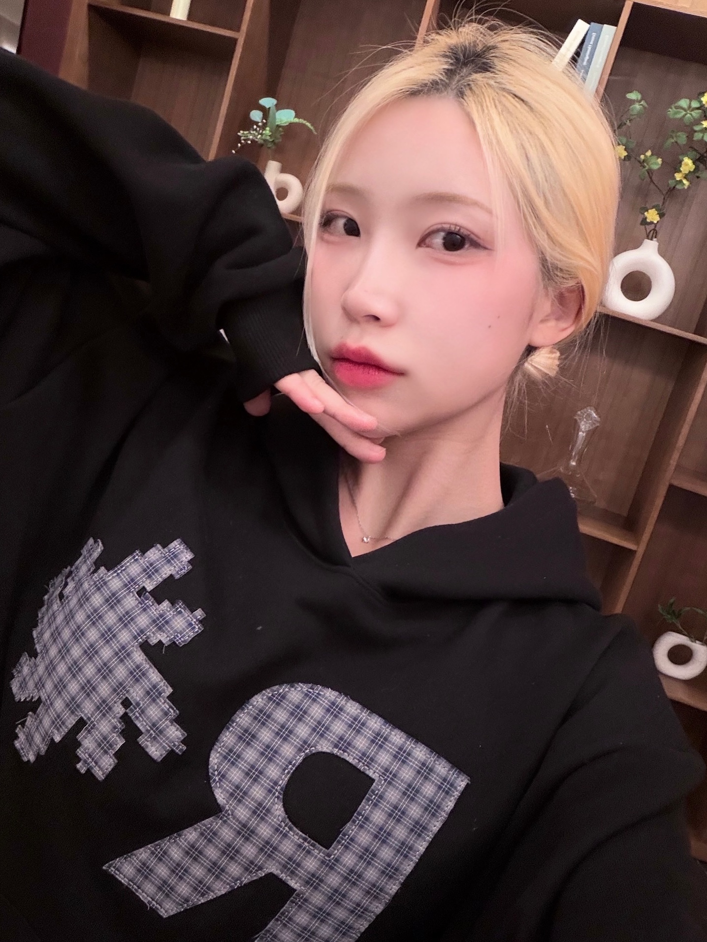 SLOW RECORD HOUSE Check Patch Hoodie Black 착용 스타일 - 3